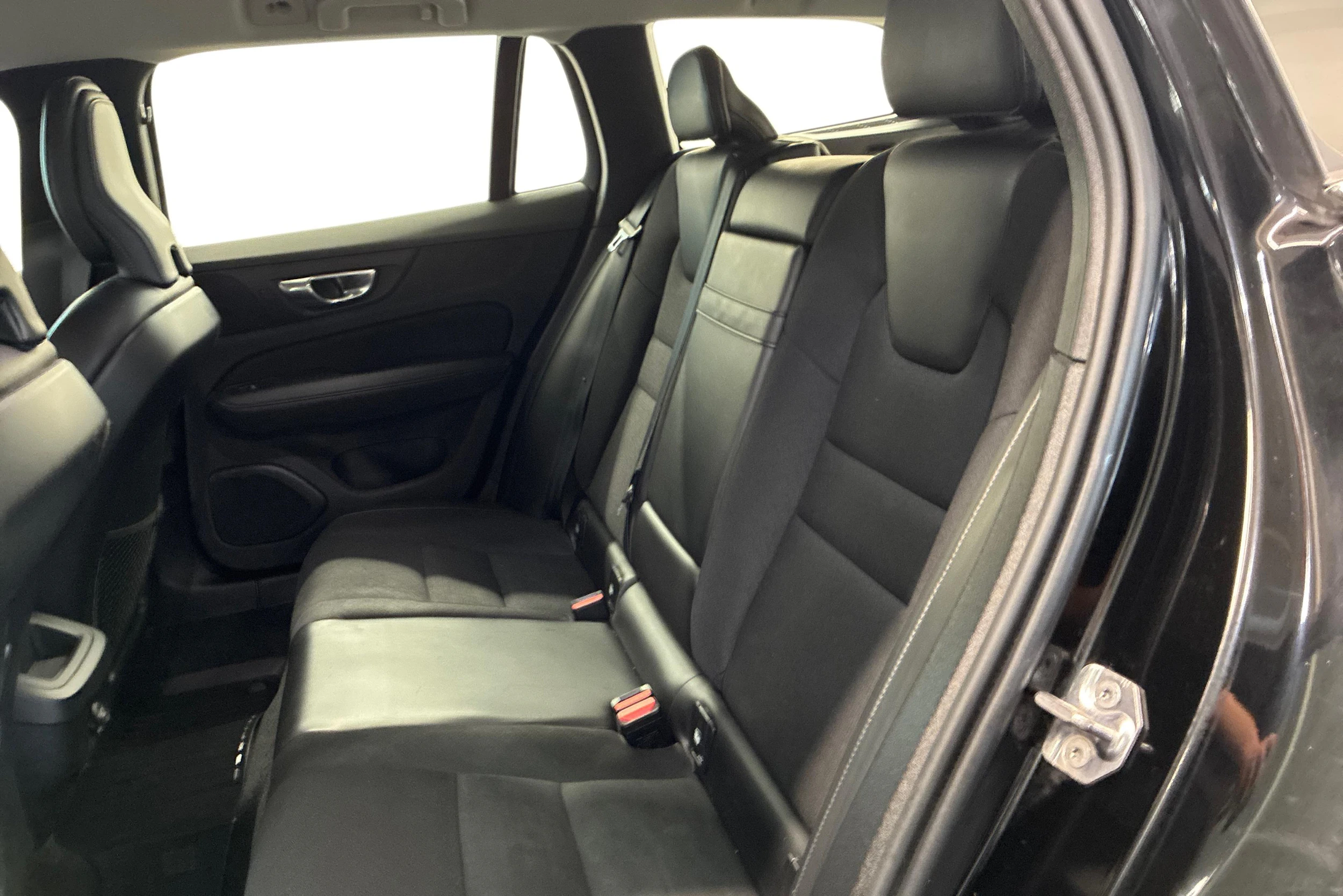 met. musta Volvo V60 2020 kuva 8.