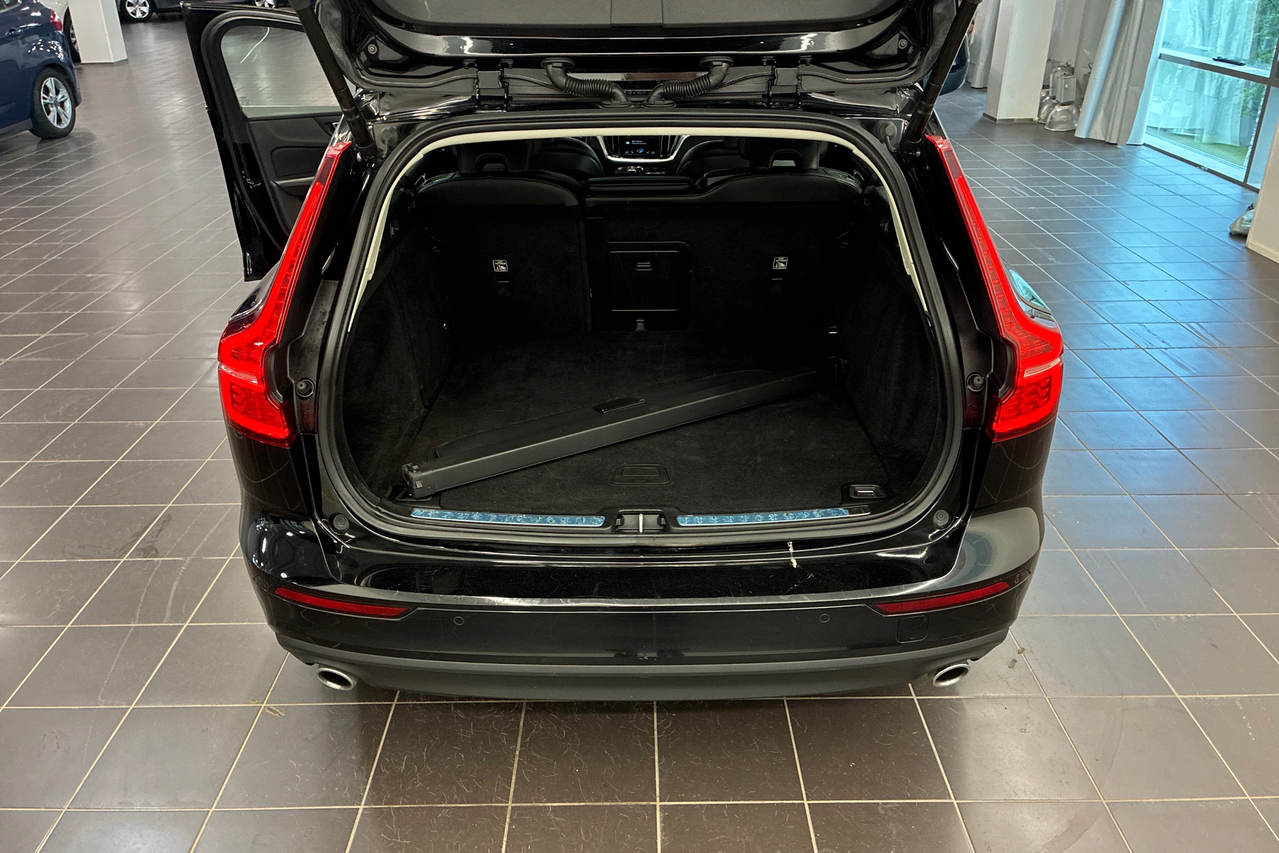 met. musta Volvo V60 2020 kuva 11.