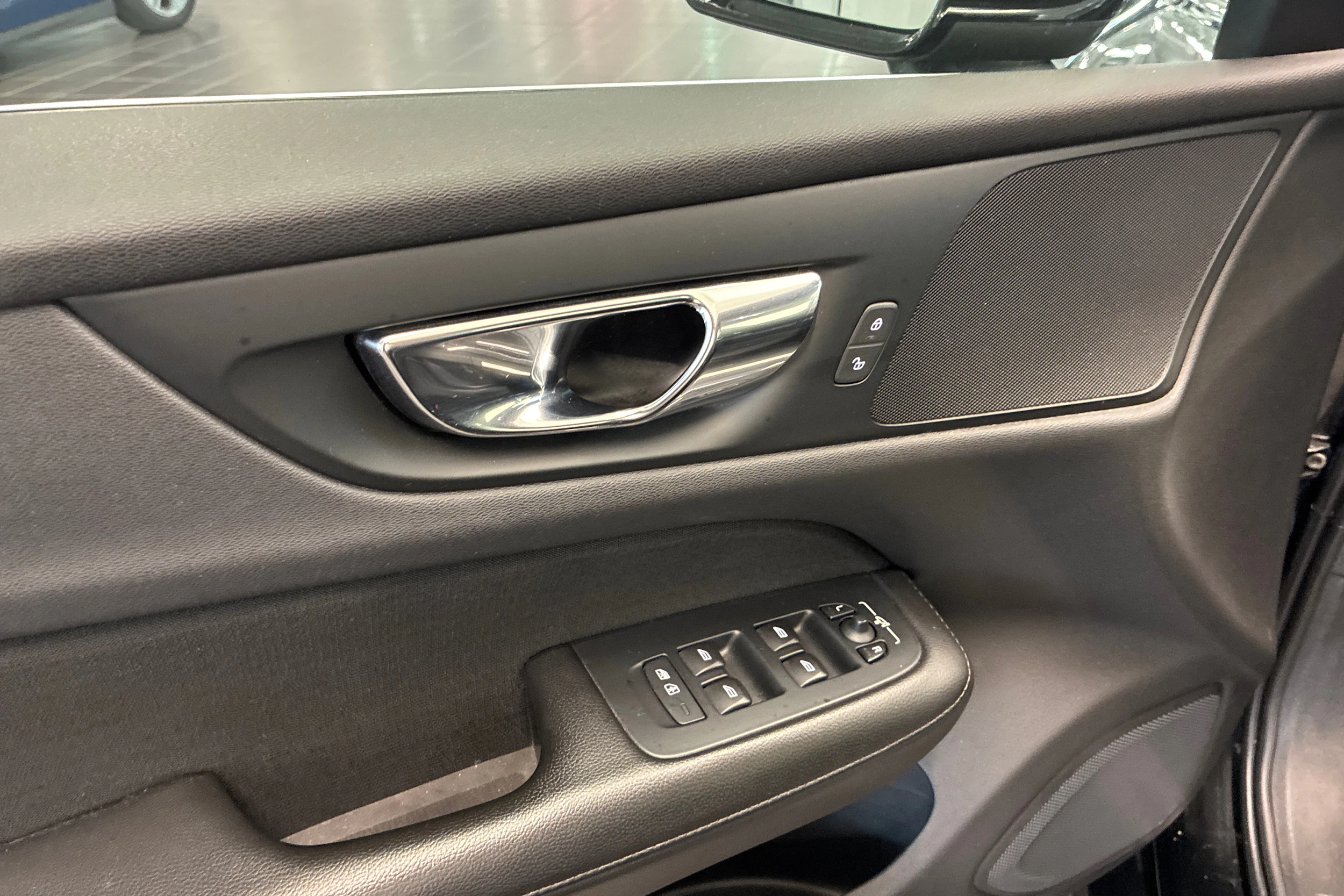 met. musta Volvo V60 2020 kuva 15.