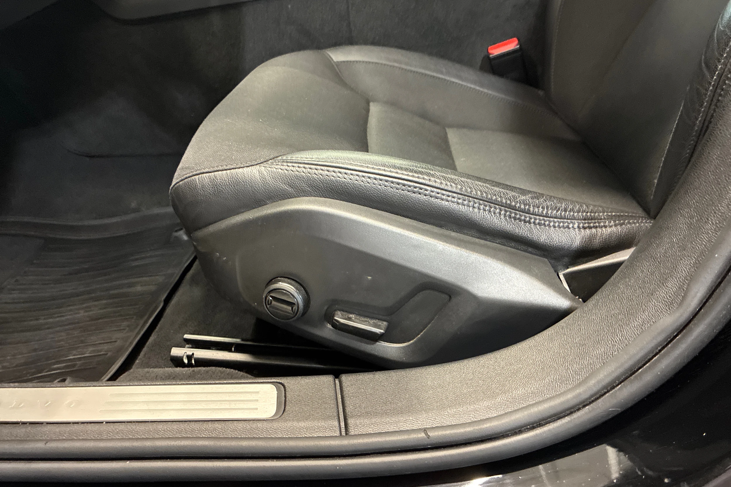 met. musta Volvo V60 2020 kuva 22.