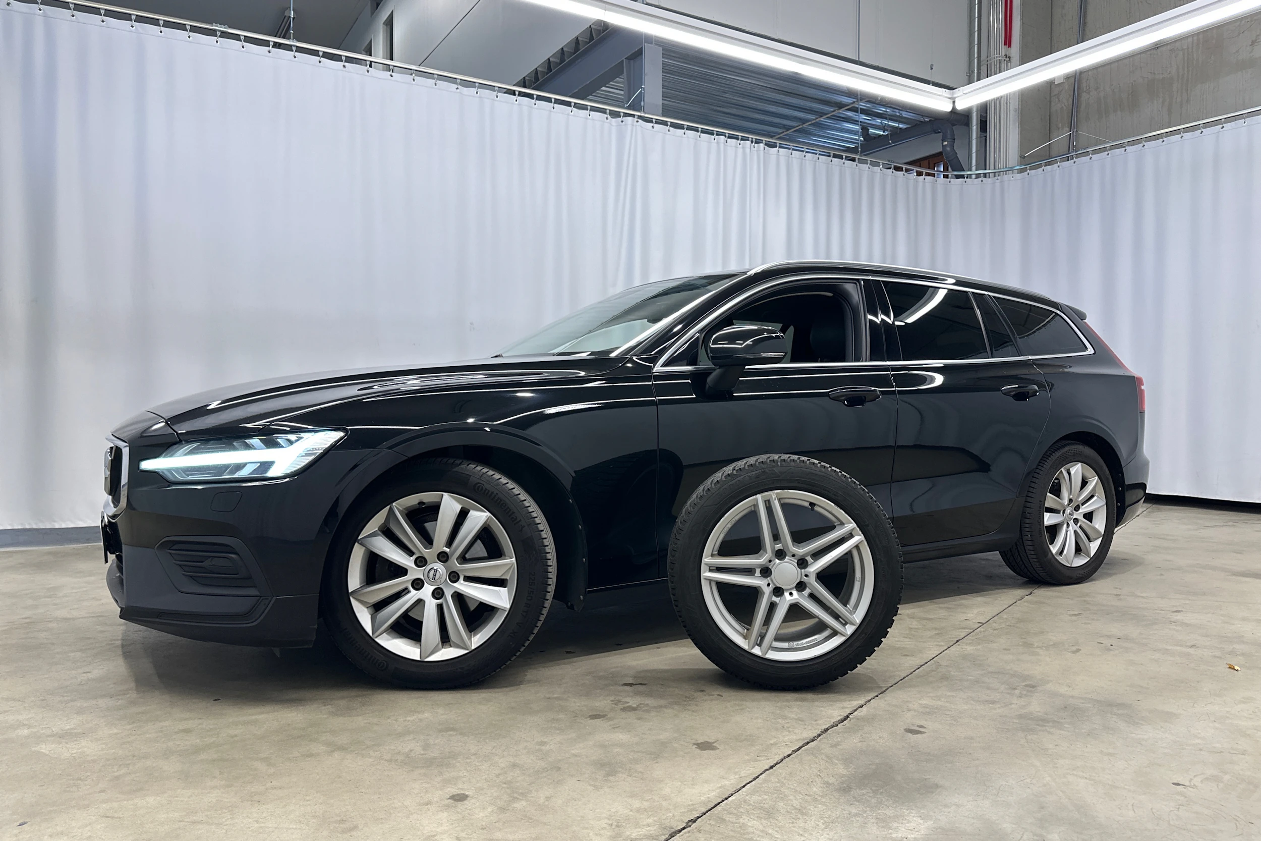 met. musta Volvo V60 2019 kuva 27.