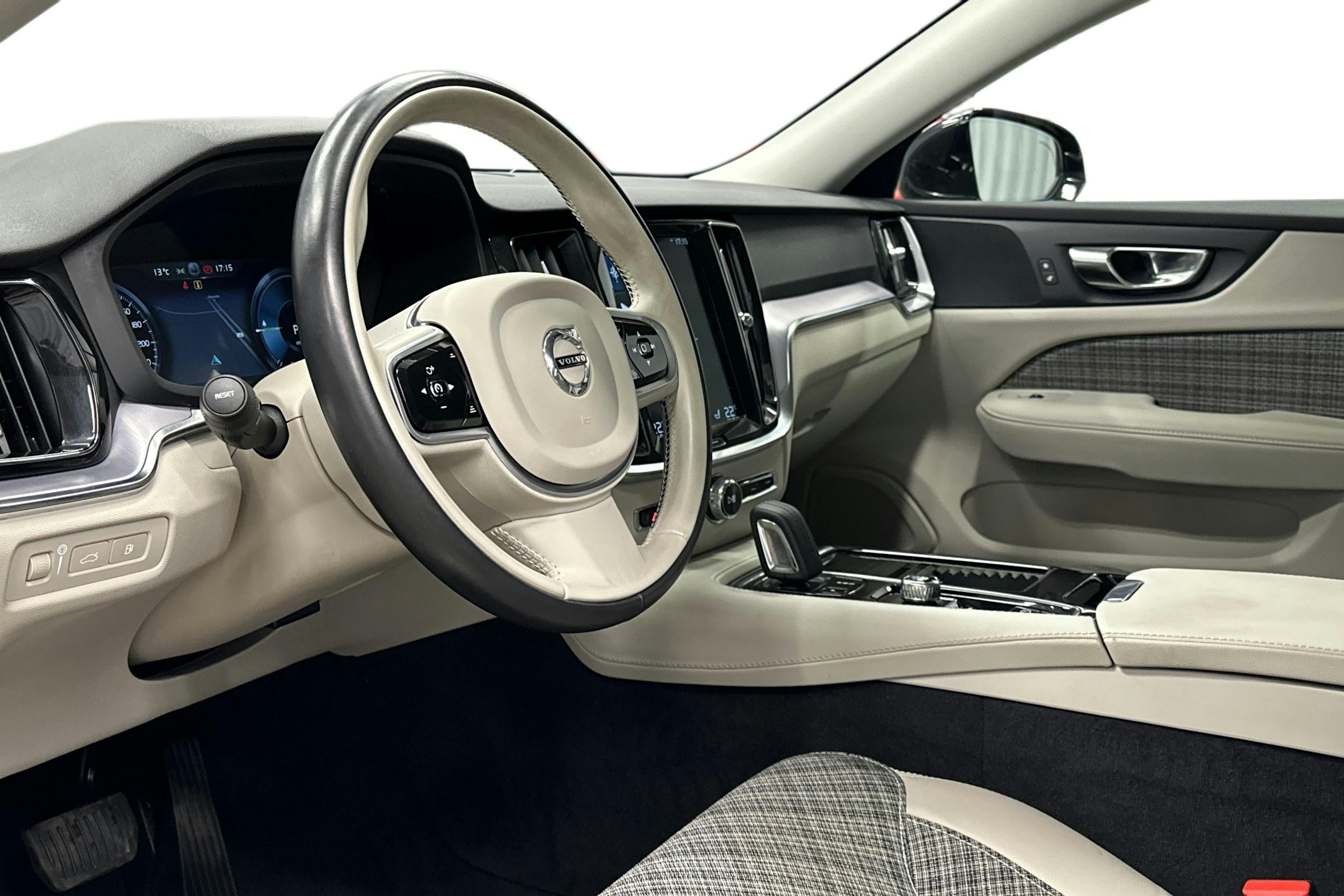 musta Volvo V60 2020 kuva 7.
