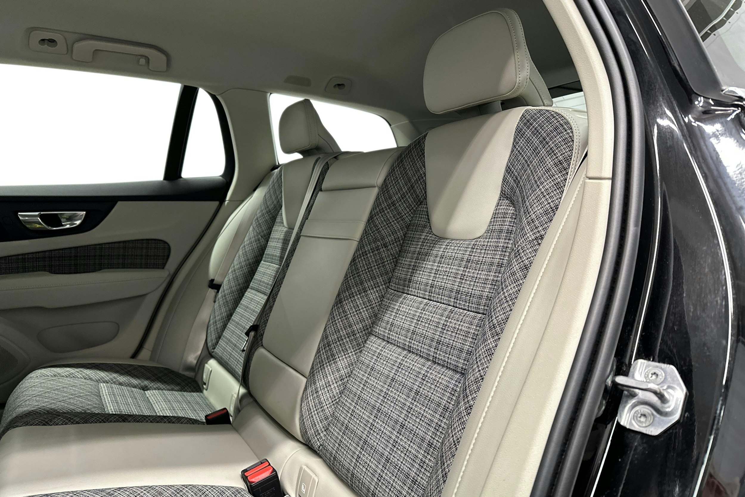 musta Volvo V60 2020 kuva 10.