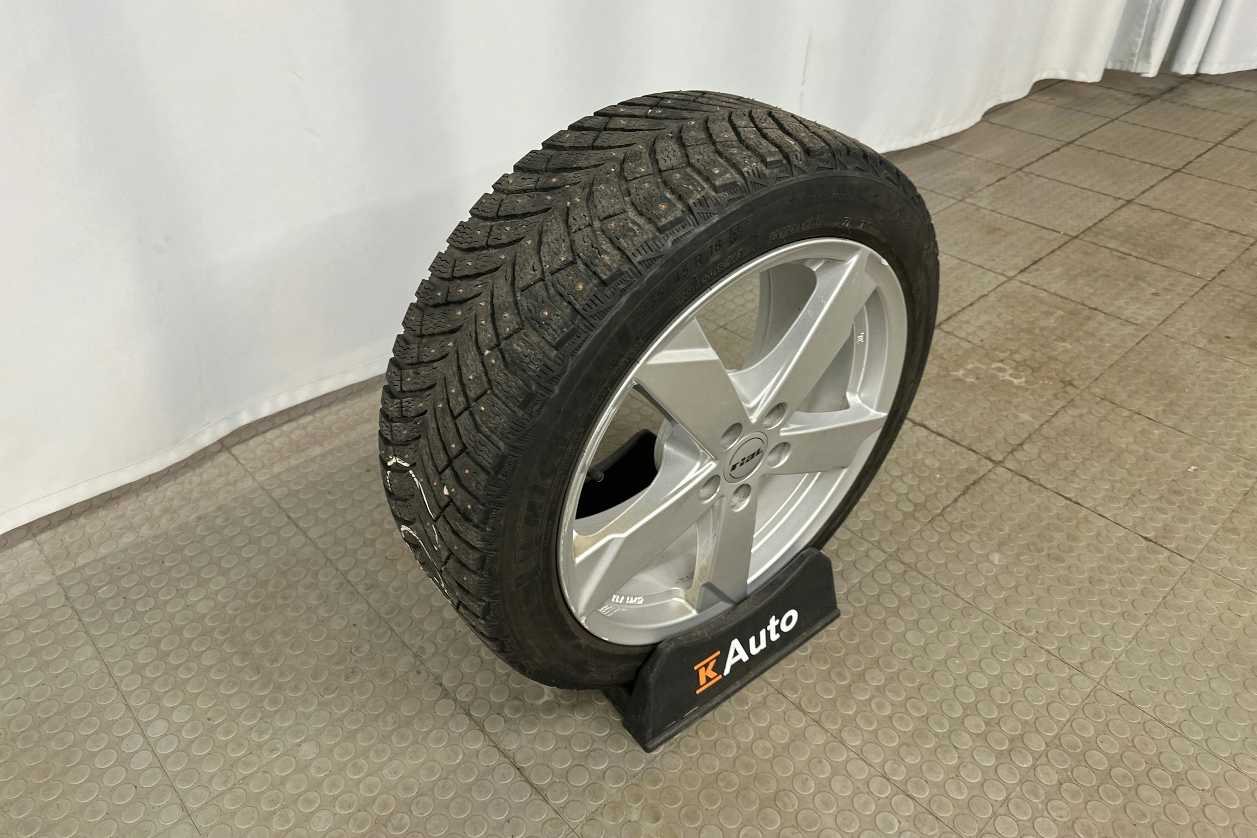 musta Volvo V60 2020 kuva 13.