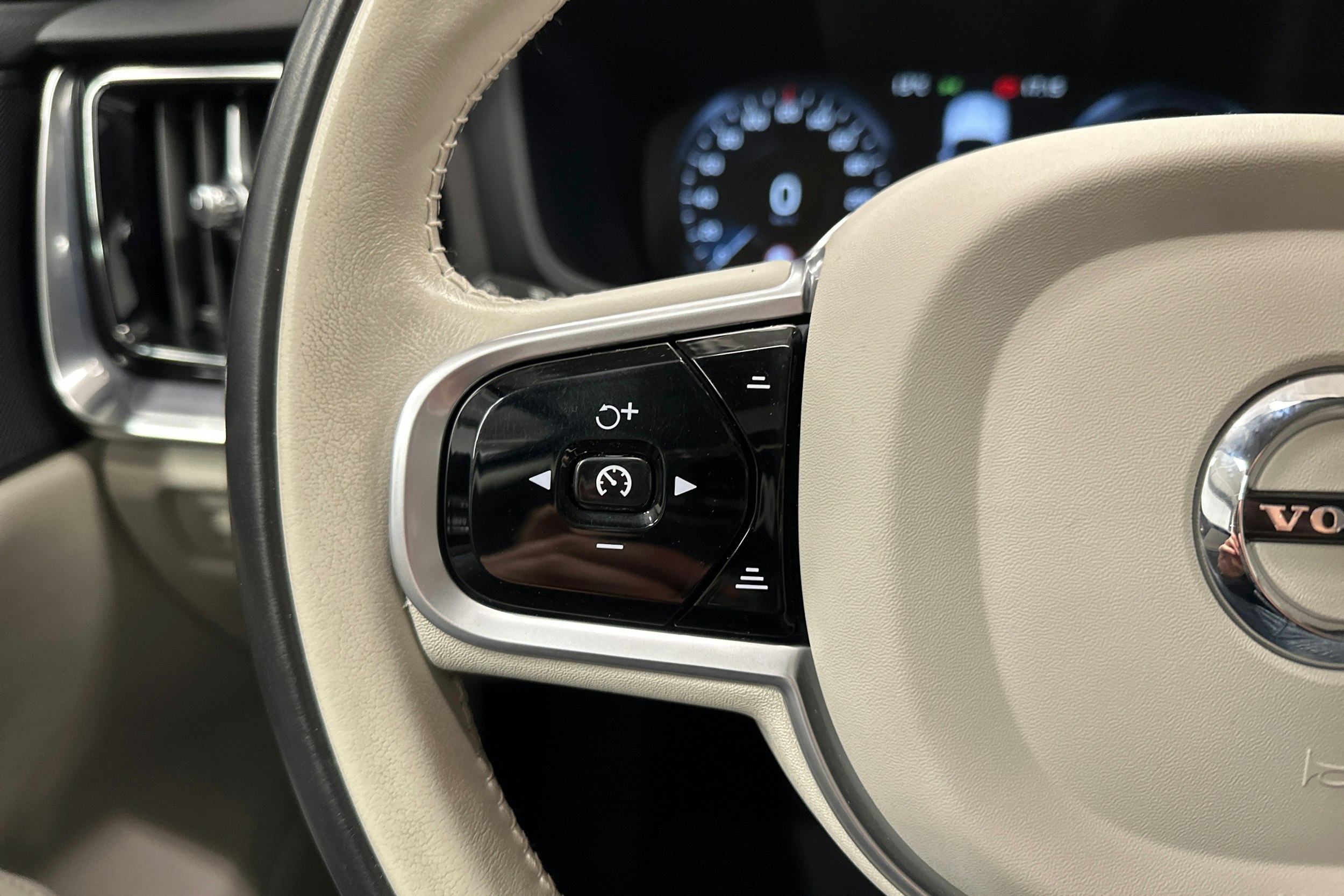 musta Volvo V60 2020 kuva 14.