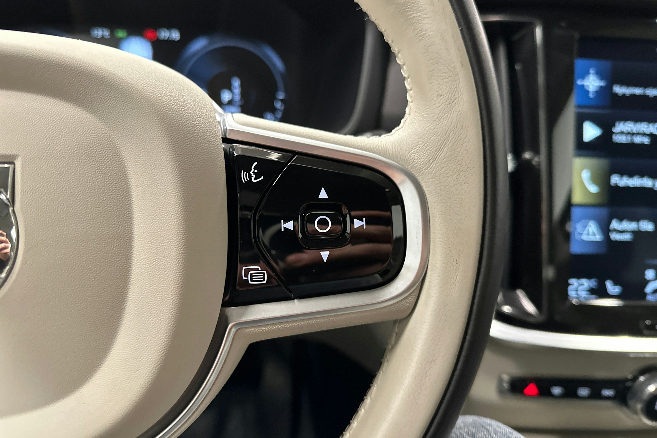musta Volvo V60 2020 kuva 15.
