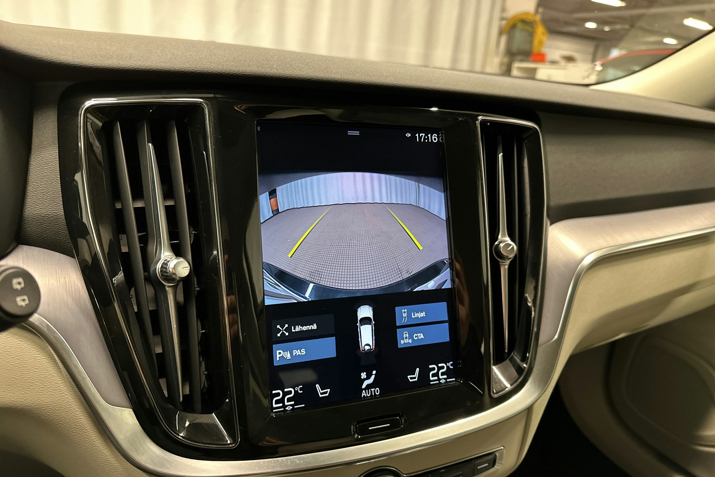 musta Volvo V60 2020 kuva 18.