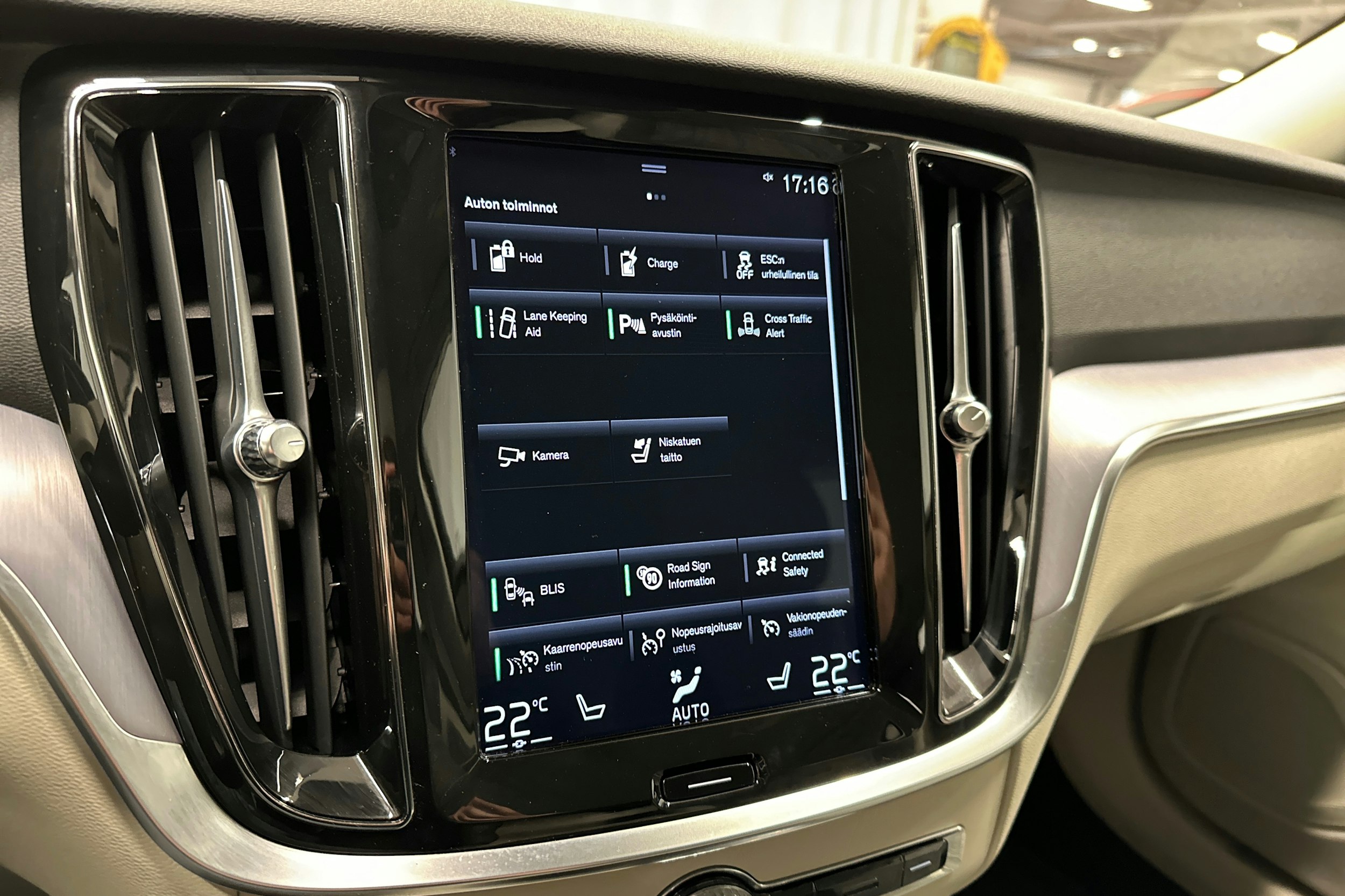 musta Volvo V60 2020 kuva 20.