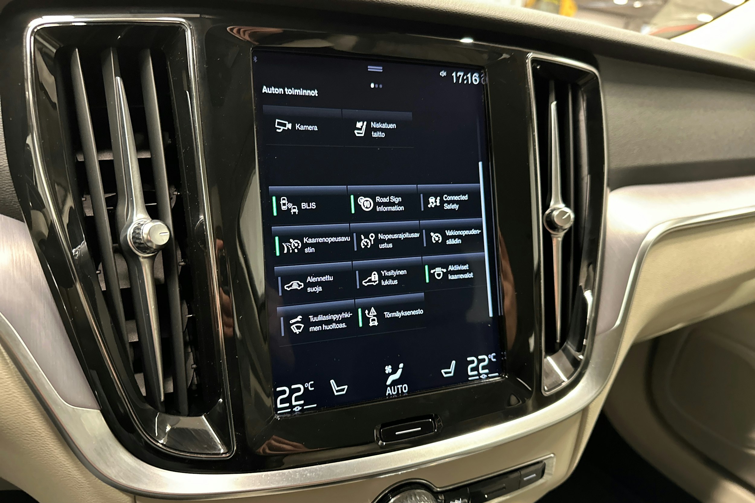 musta Volvo V60 2020 kuva 21.