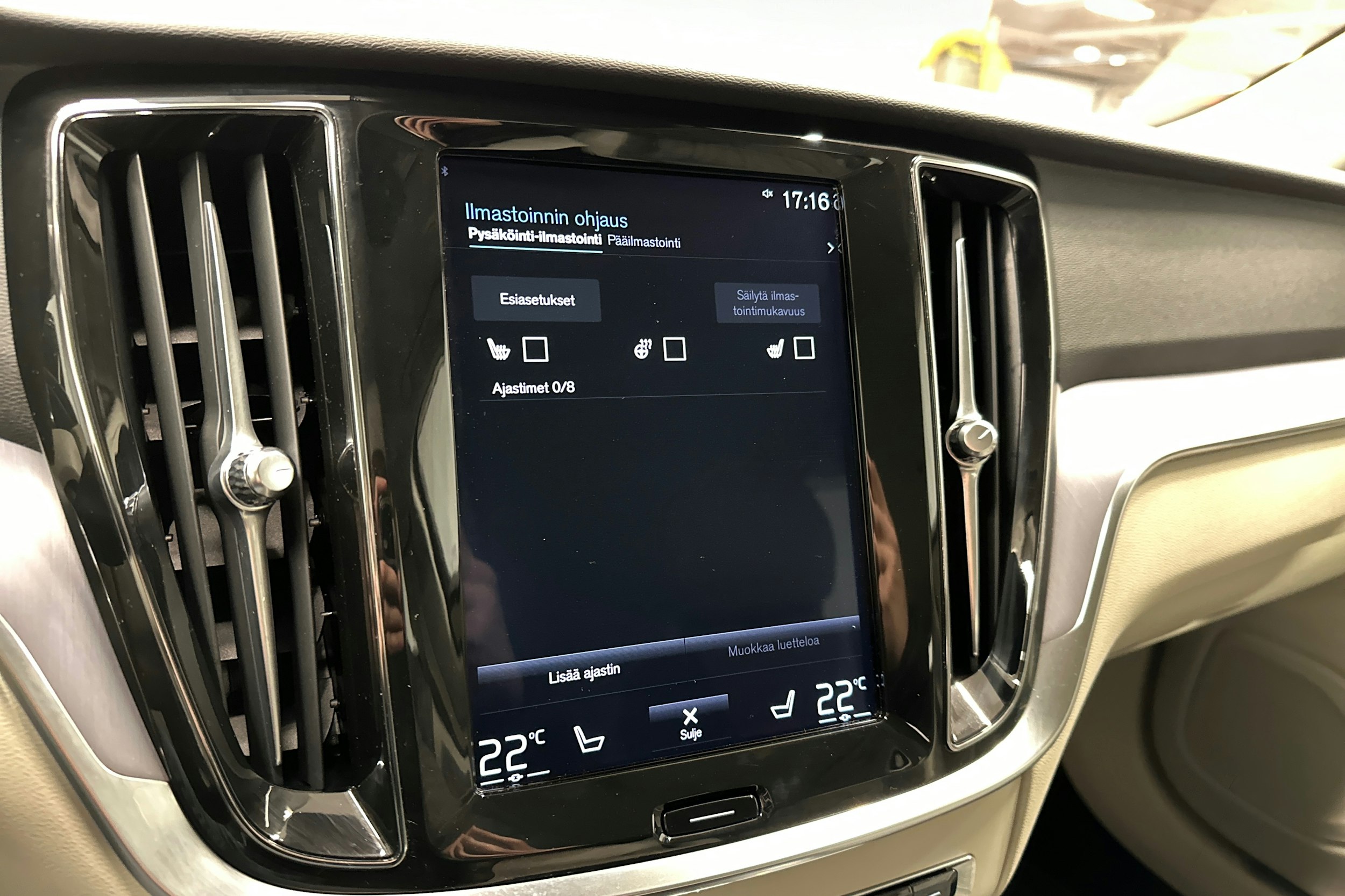 musta Volvo V60 2020 kuva 23.