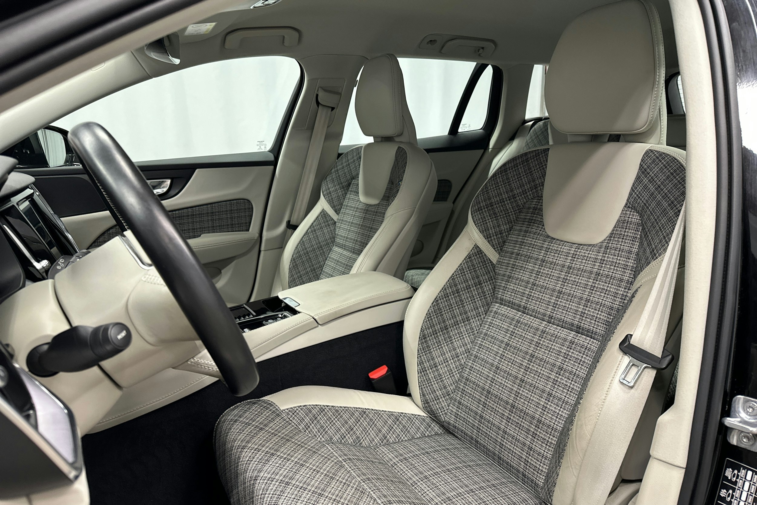 musta Volvo V60 2020 kuva 25.