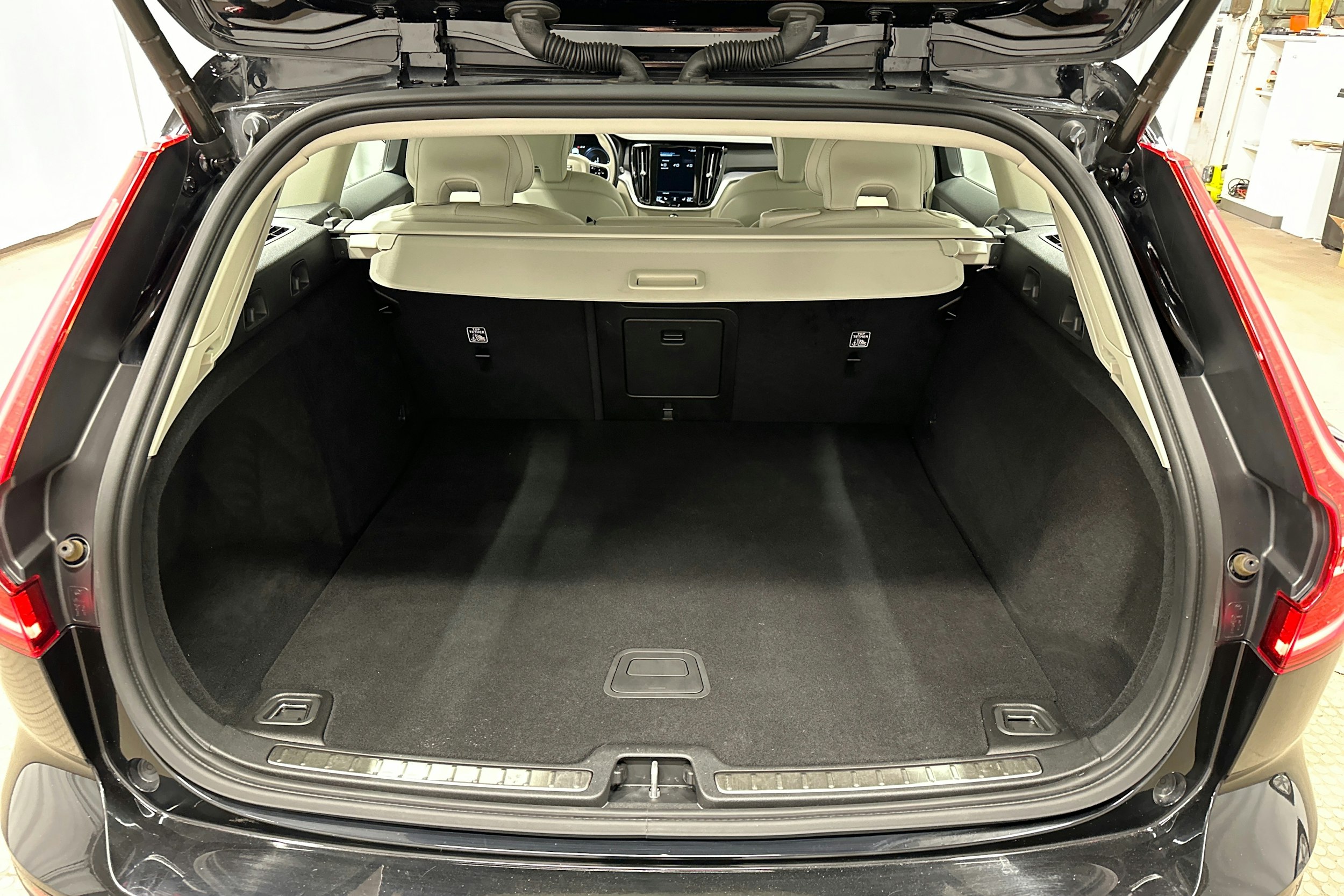 musta Volvo V60 2020 kuva 27.