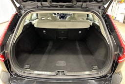 musta Volvo V60 2020 kuva 27.