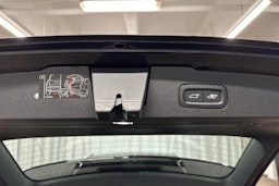 musta Volvo V60 2020 kuva 28.