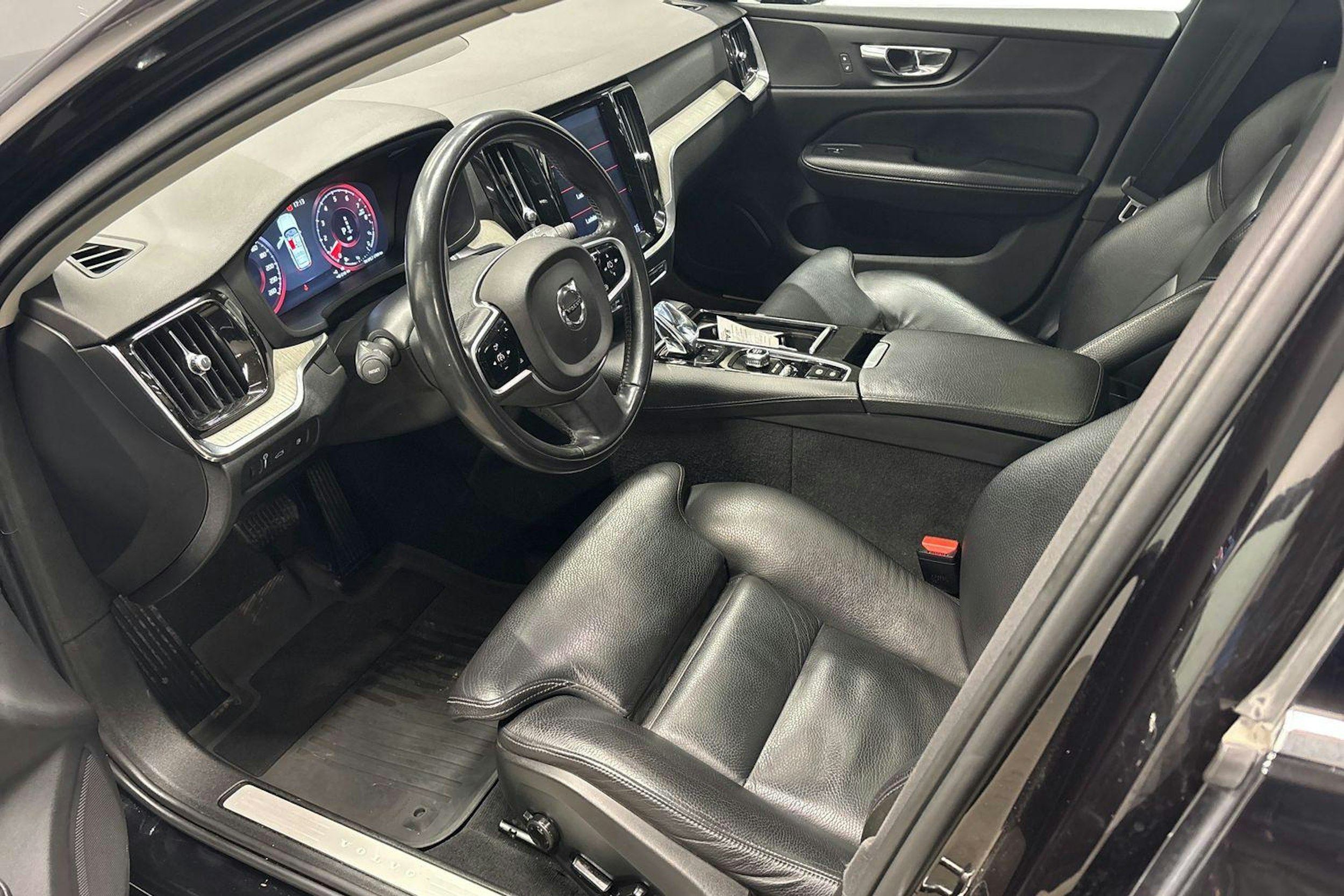 musta Volvo V60 2020 kuva 6.