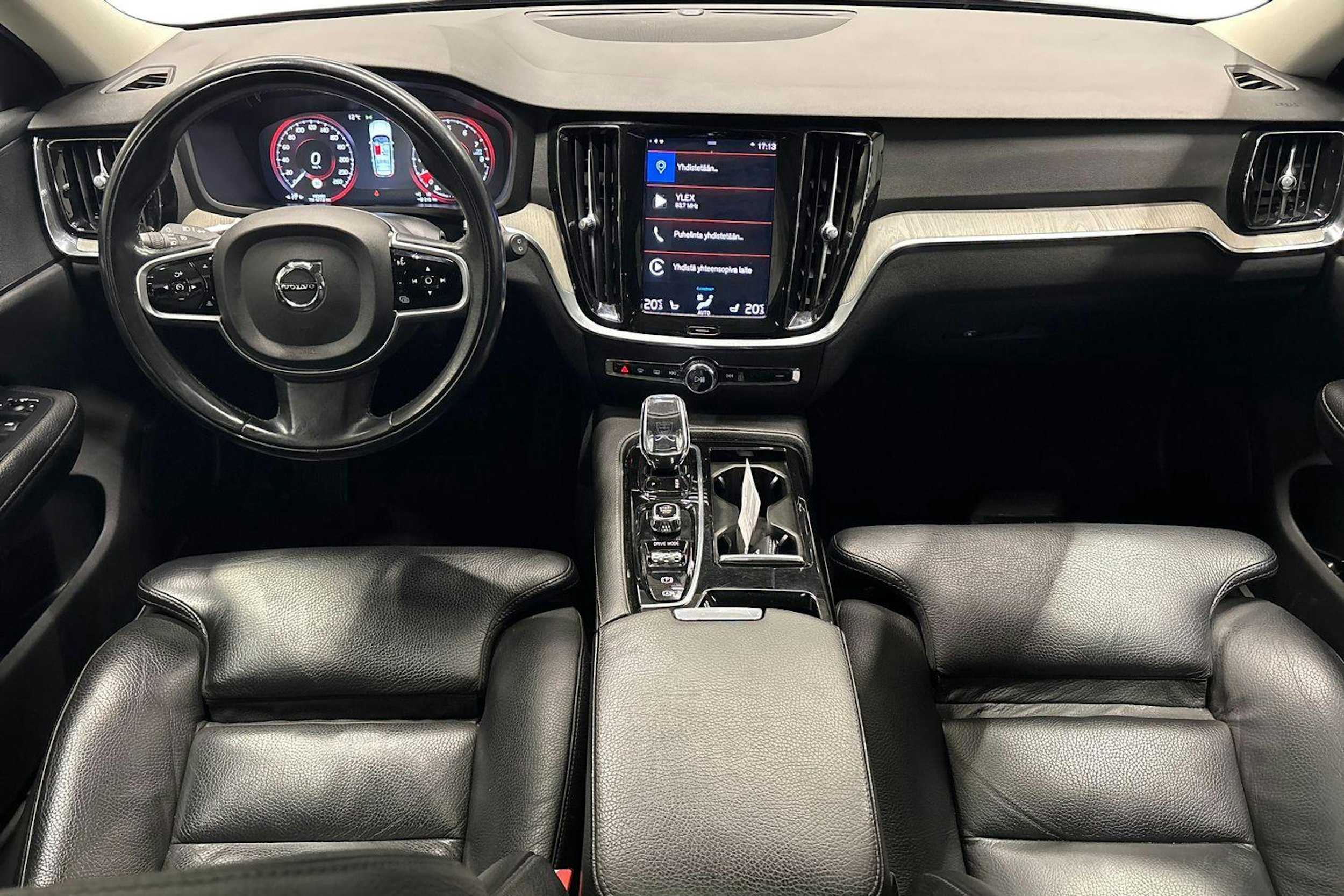 musta Volvo V60 2020 kuva 7.