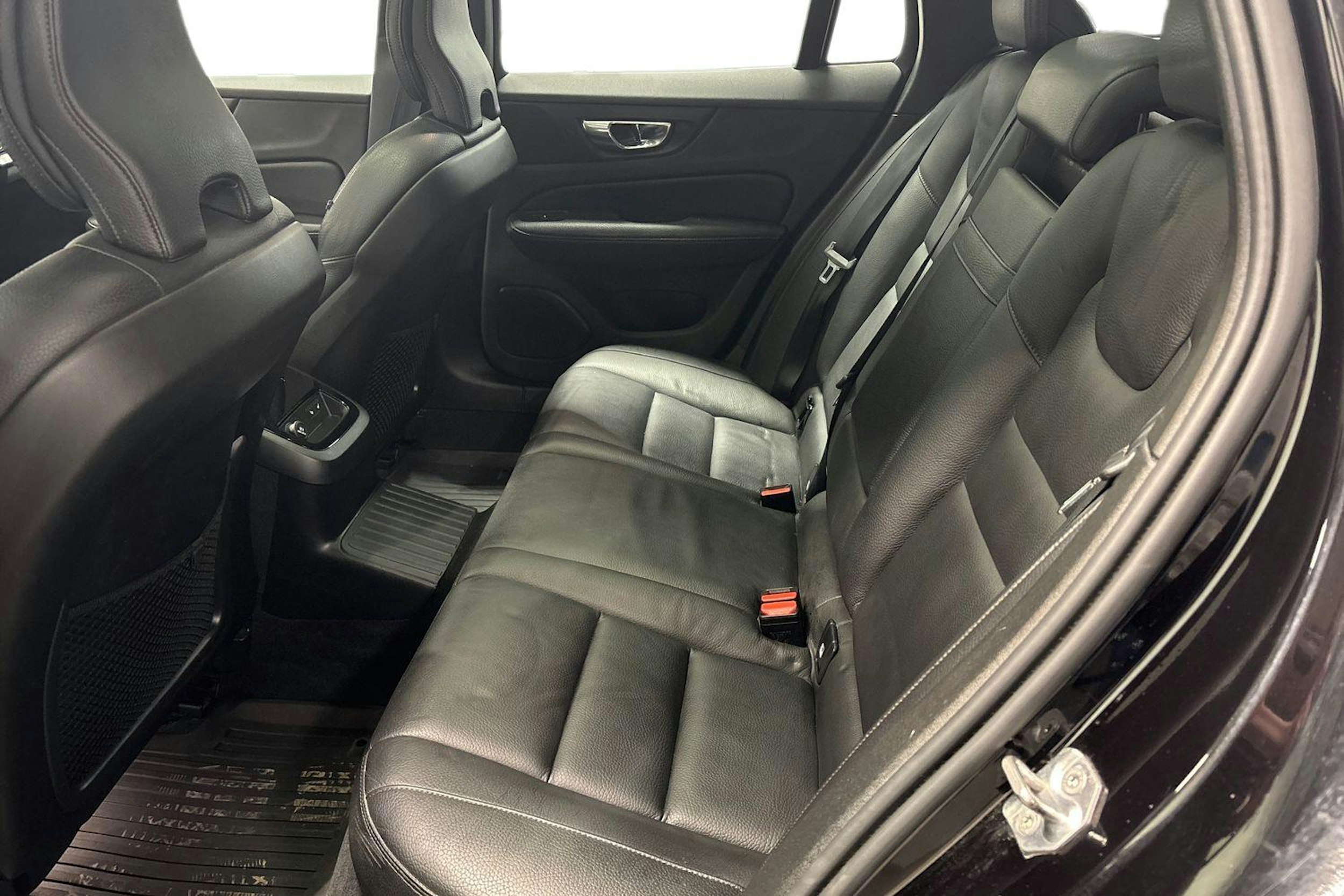 musta Volvo V60 2020 kuva 8.