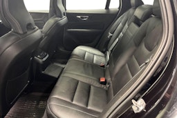 musta Volvo V60 2020 kuva 8.