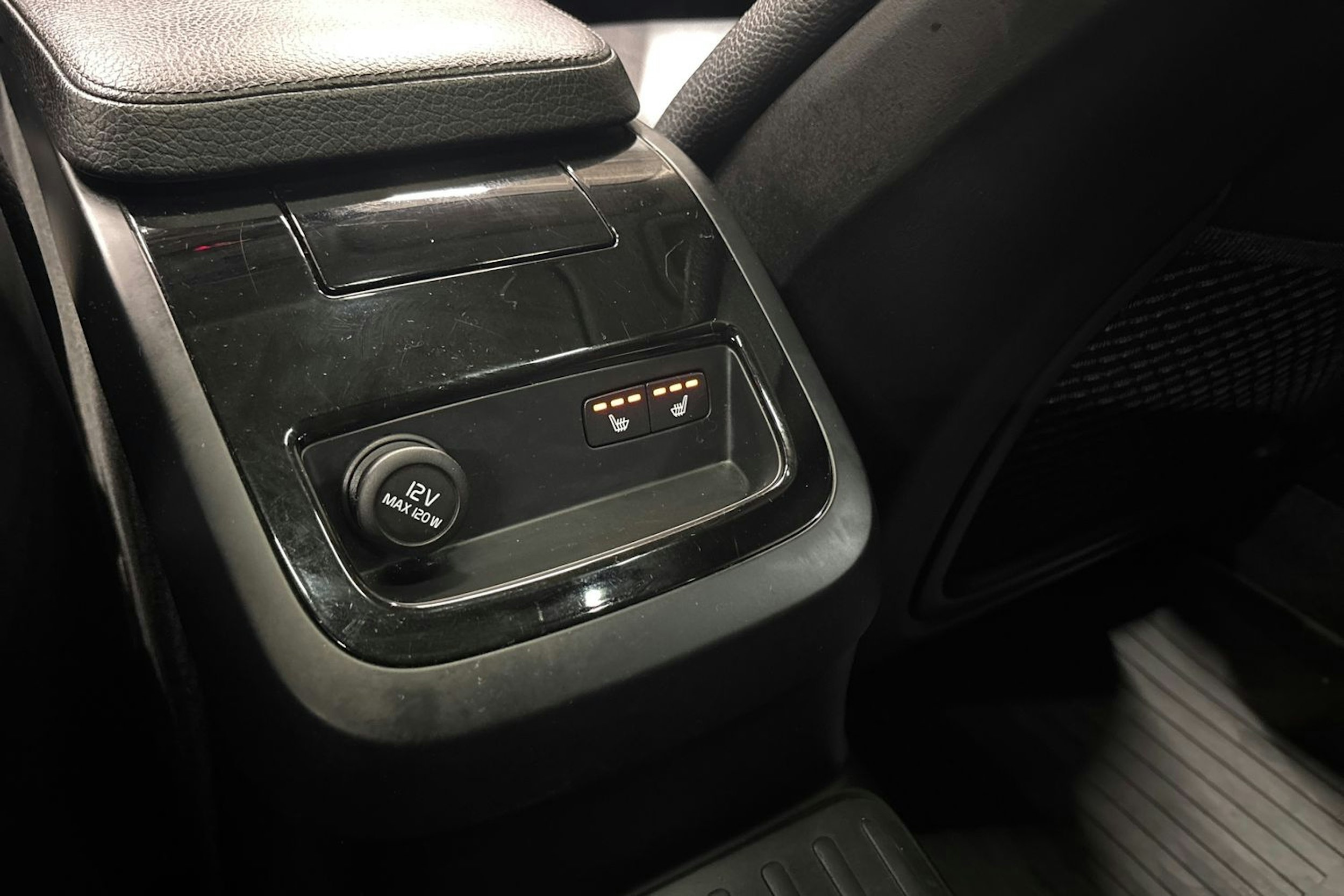 musta Volvo V60 2020 kuva 12.