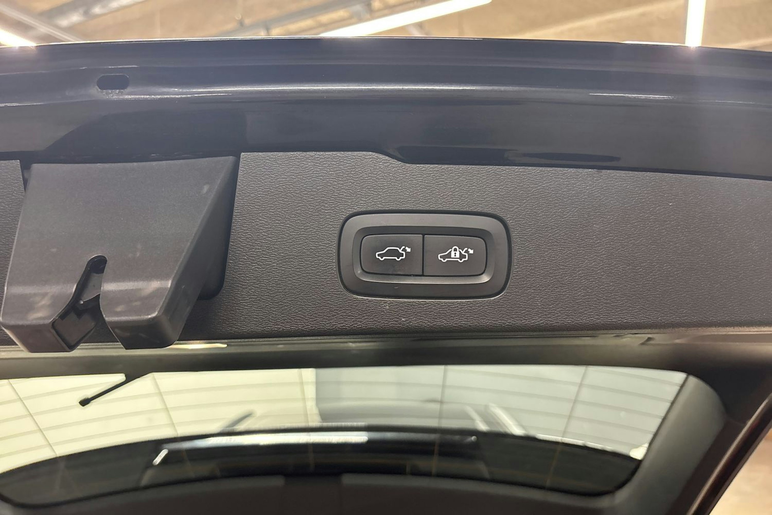 musta Volvo V60 2020 kuva 15.