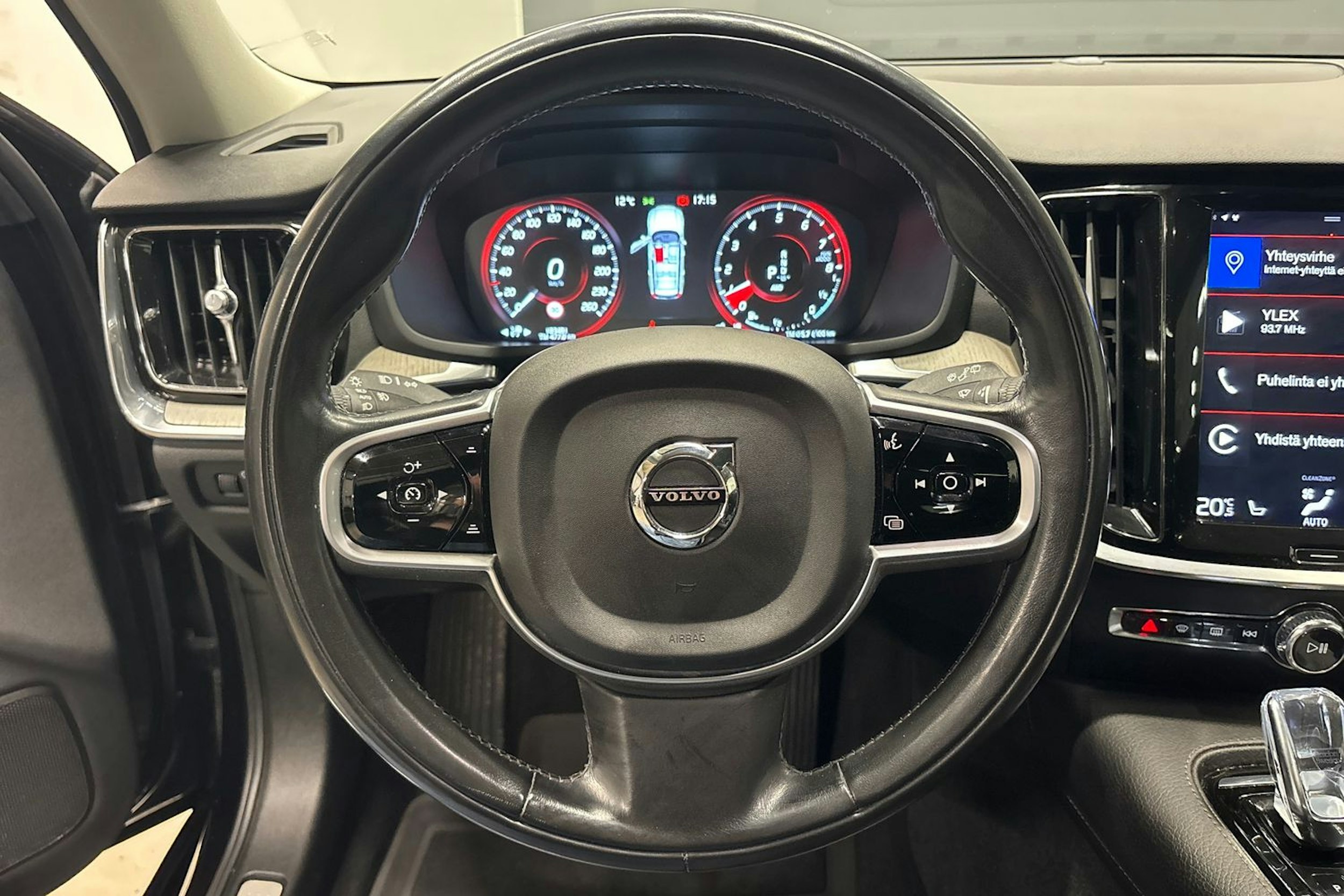 musta Volvo V60 2020 kuva 17.