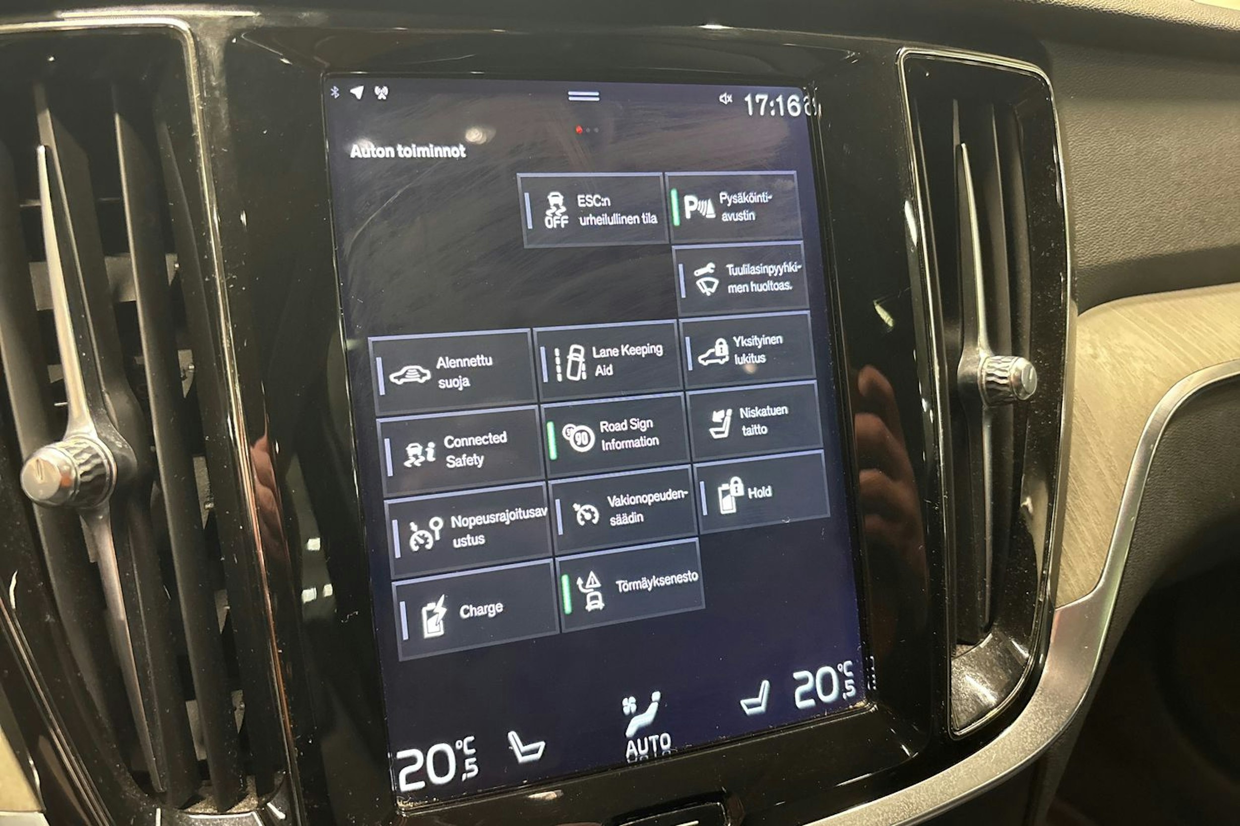 musta Volvo V60 2020 kuva 20.