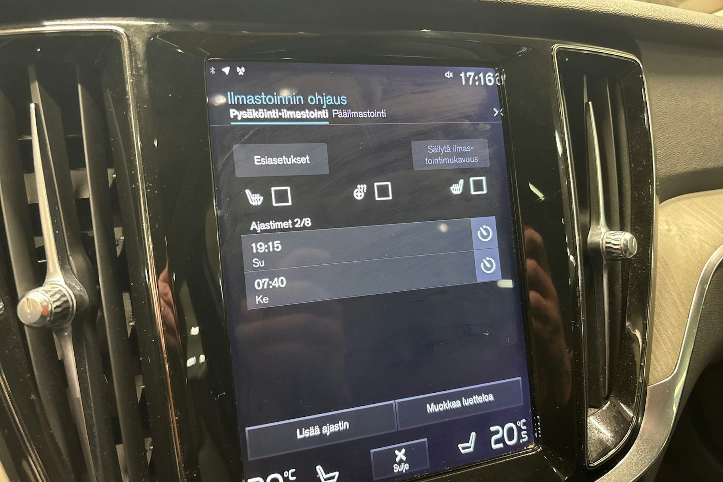 musta Volvo V60 2020 kuva 21.