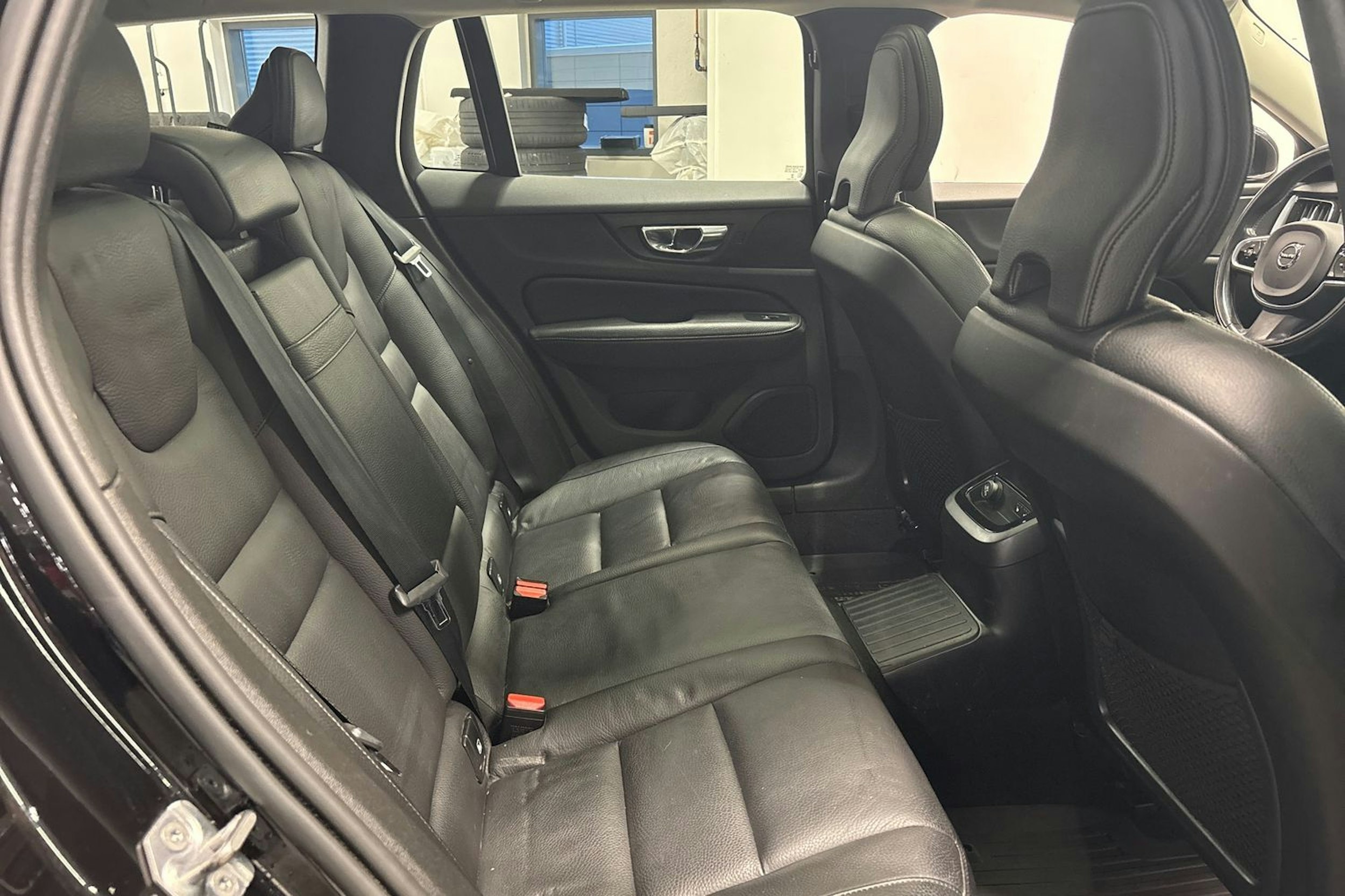 musta Volvo V60 2020 kuva 23.