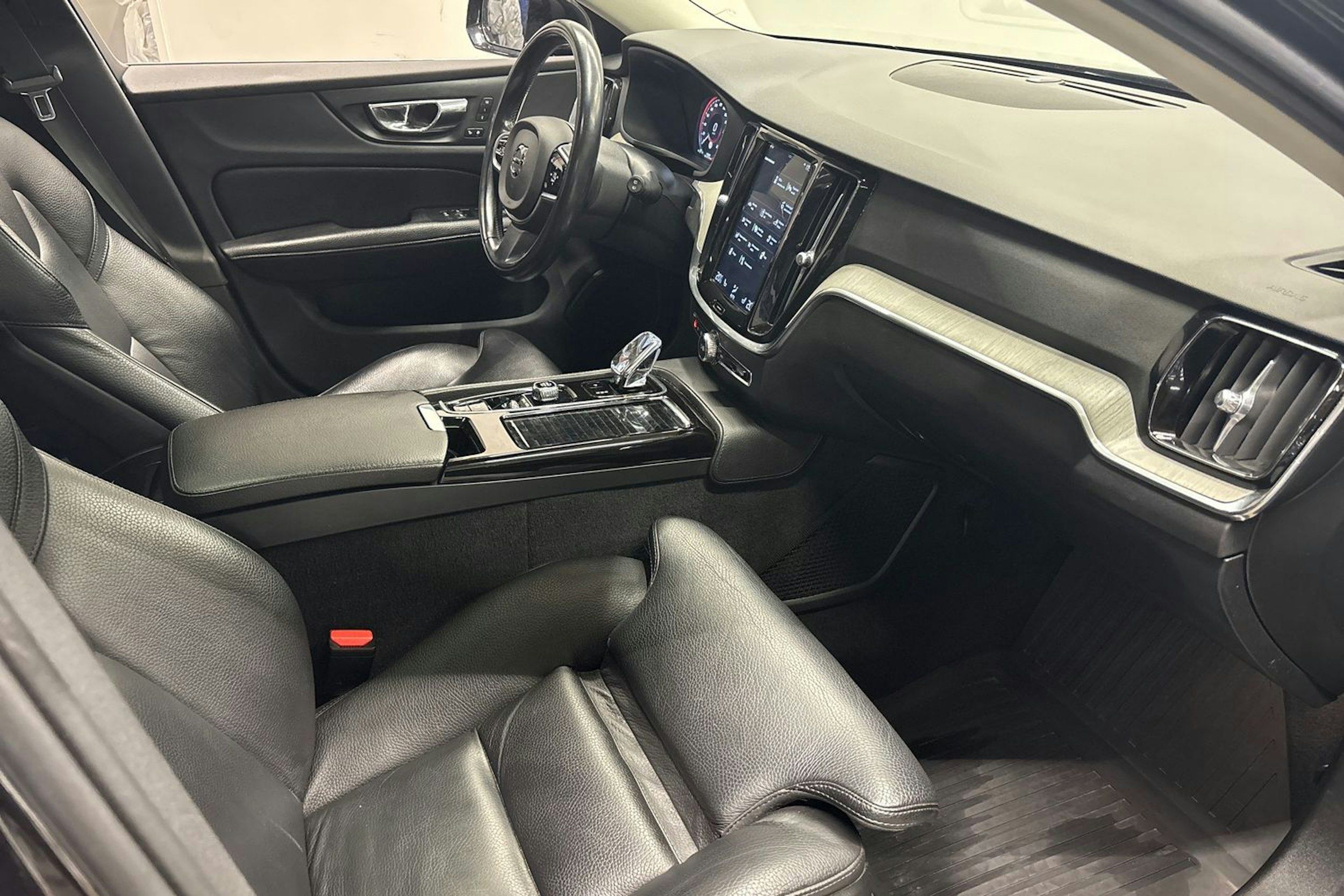 musta Volvo V60 2020 kuva 24.