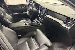 musta Volvo V60 2020 kuva 24.