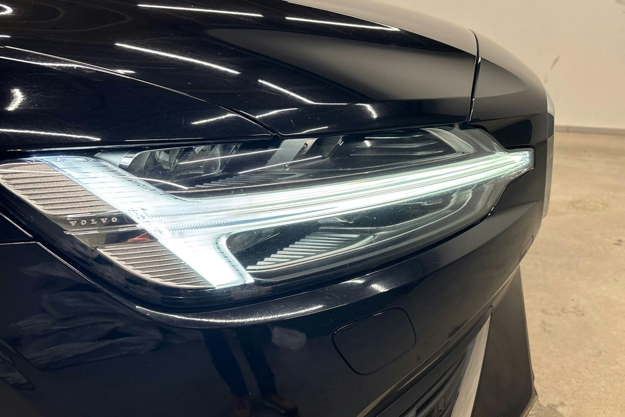 musta Volvo V60 2020 kuva 25.