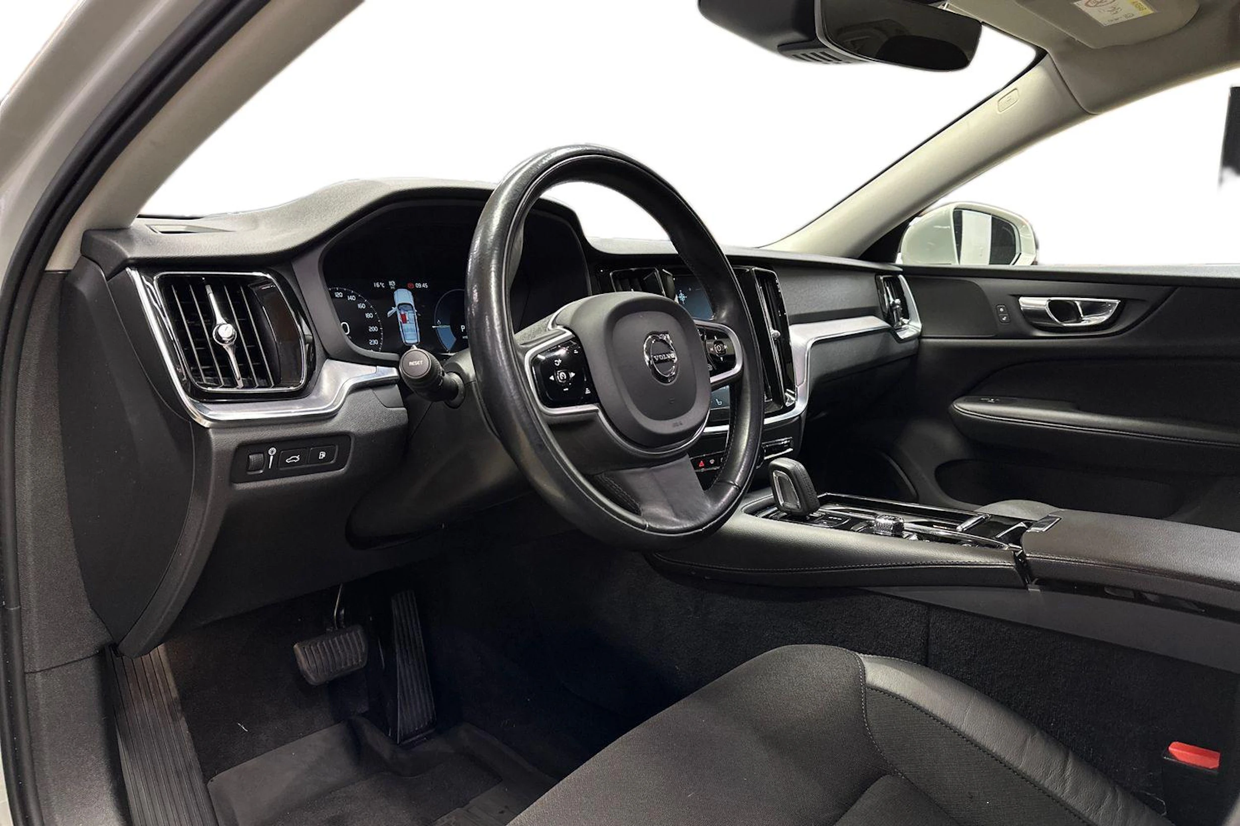 valkoinen Volvo V60 2020 kuva 6.