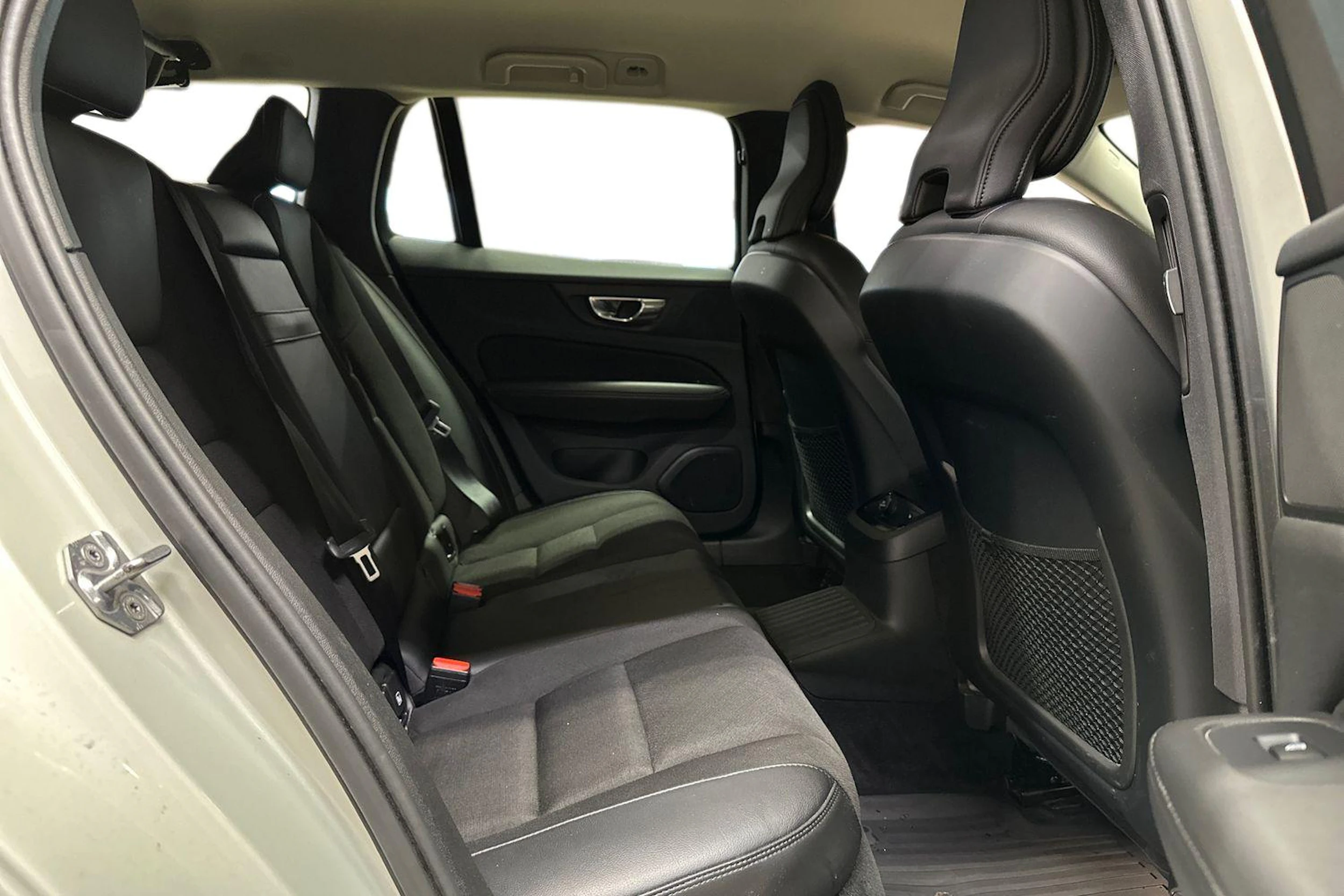 valkoinen Volvo V60 2020 kuva 8.