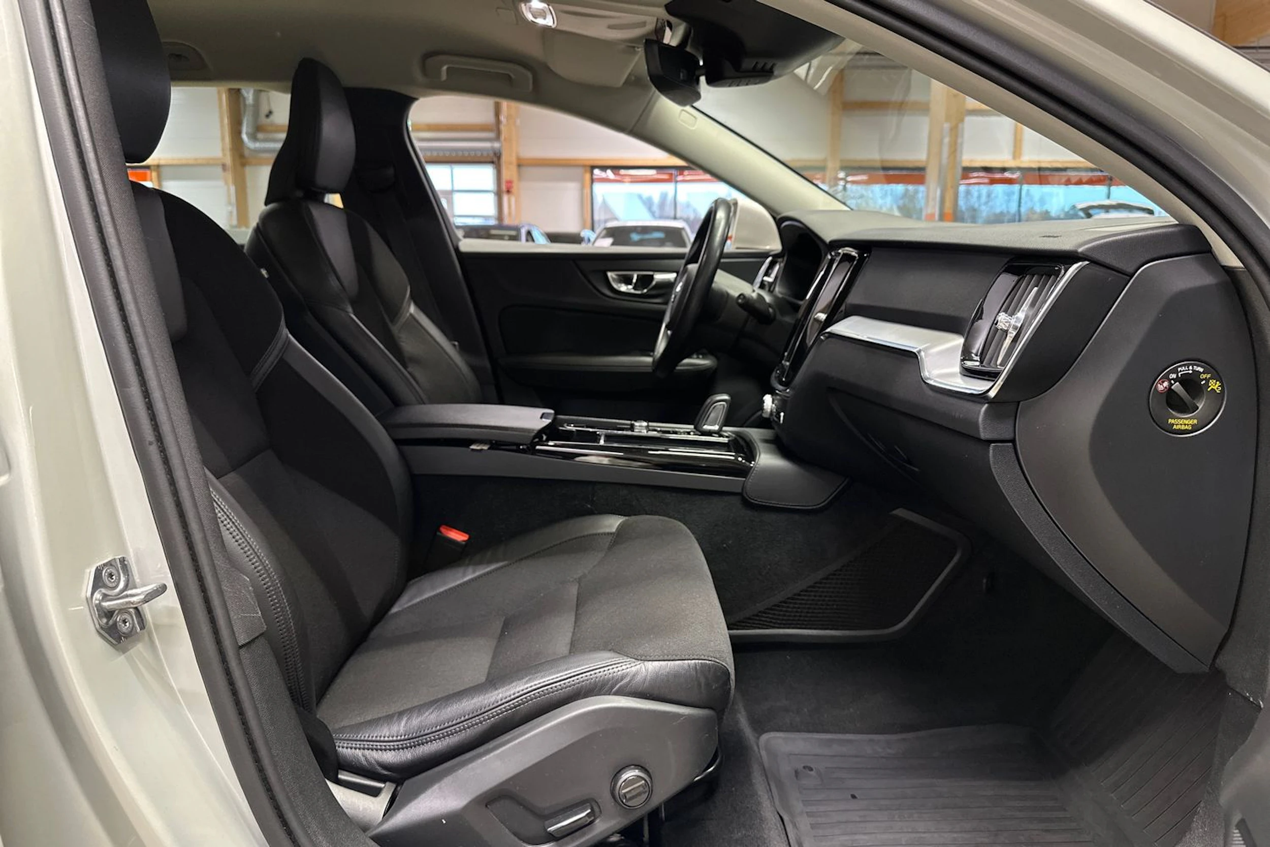 valkoinen Volvo V60 2020 kuva 10.
