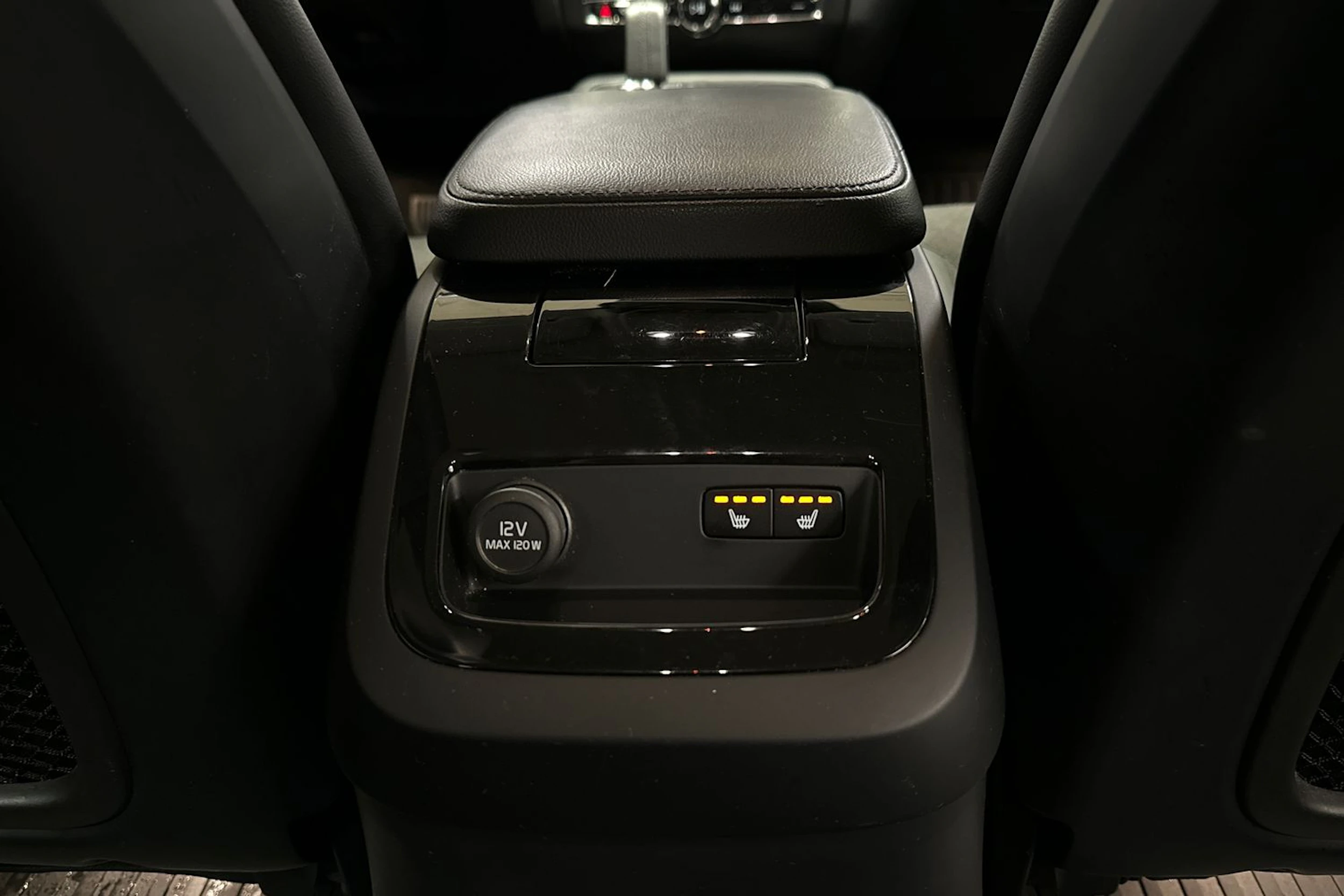valkoinen Volvo V60 2020 kuva 11.