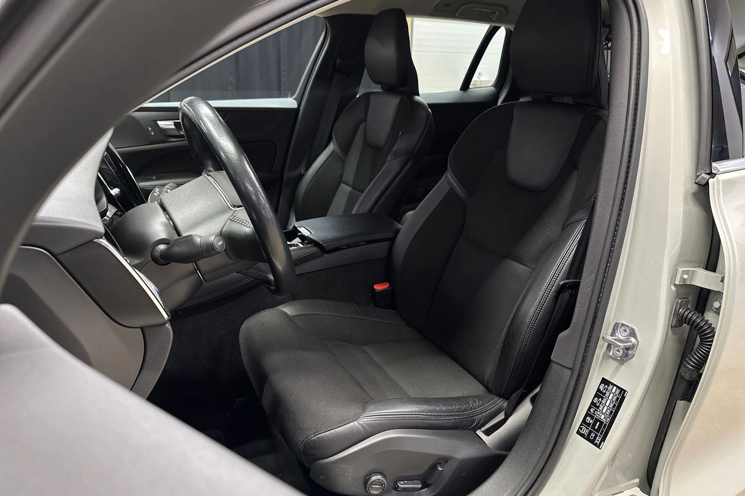 valkoinen Volvo V60 2020 kuva 12.