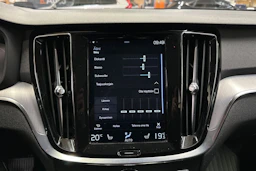valkoinen Volvo V60 2020 kuva 17.