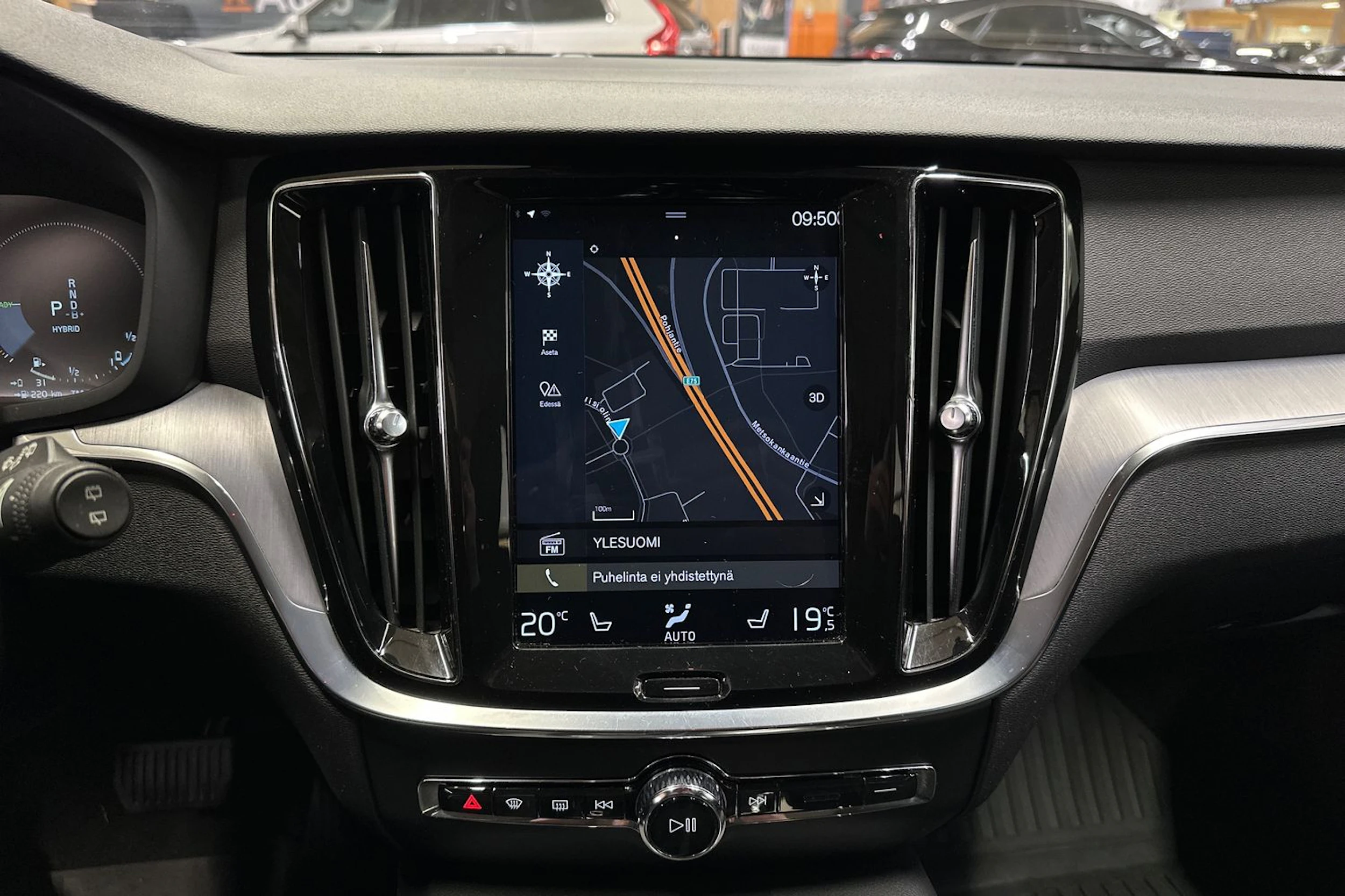 valkoinen Volvo V60 2020 kuva 19.