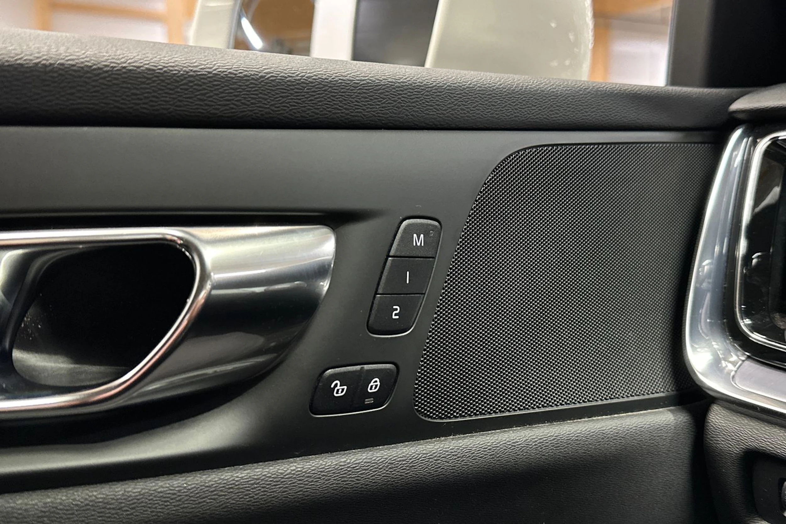 valkoinen Volvo V60 2020 kuva 23.