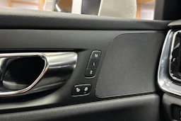 valkoinen Volvo V60 2020 kuva 23.
