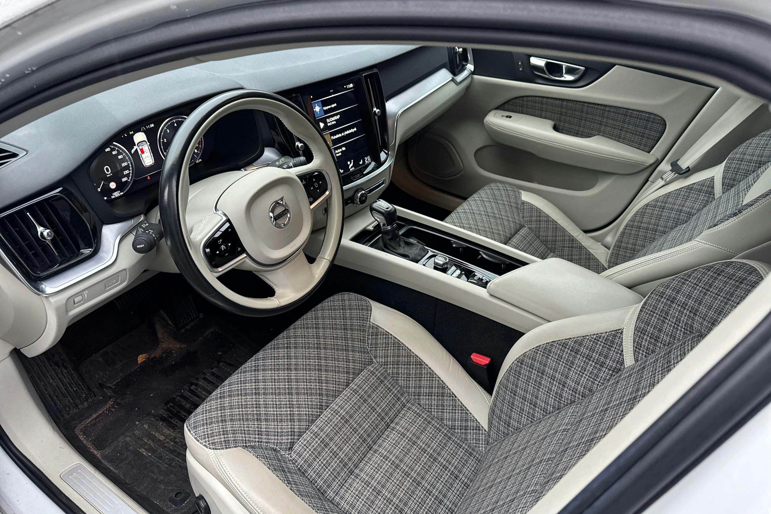 valkoinen Volvo V60 2020 kuva 3.