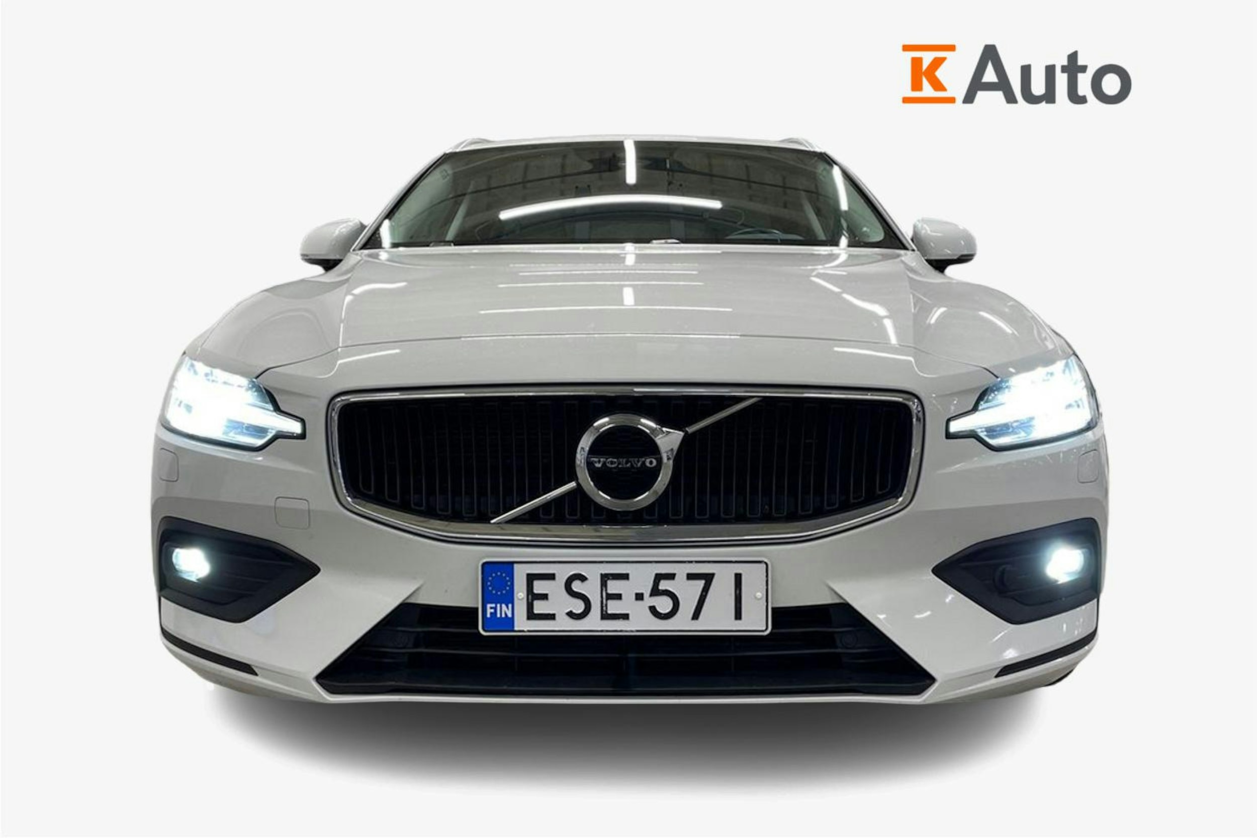 valkoinen Volvo V60 2020 kuva 5.