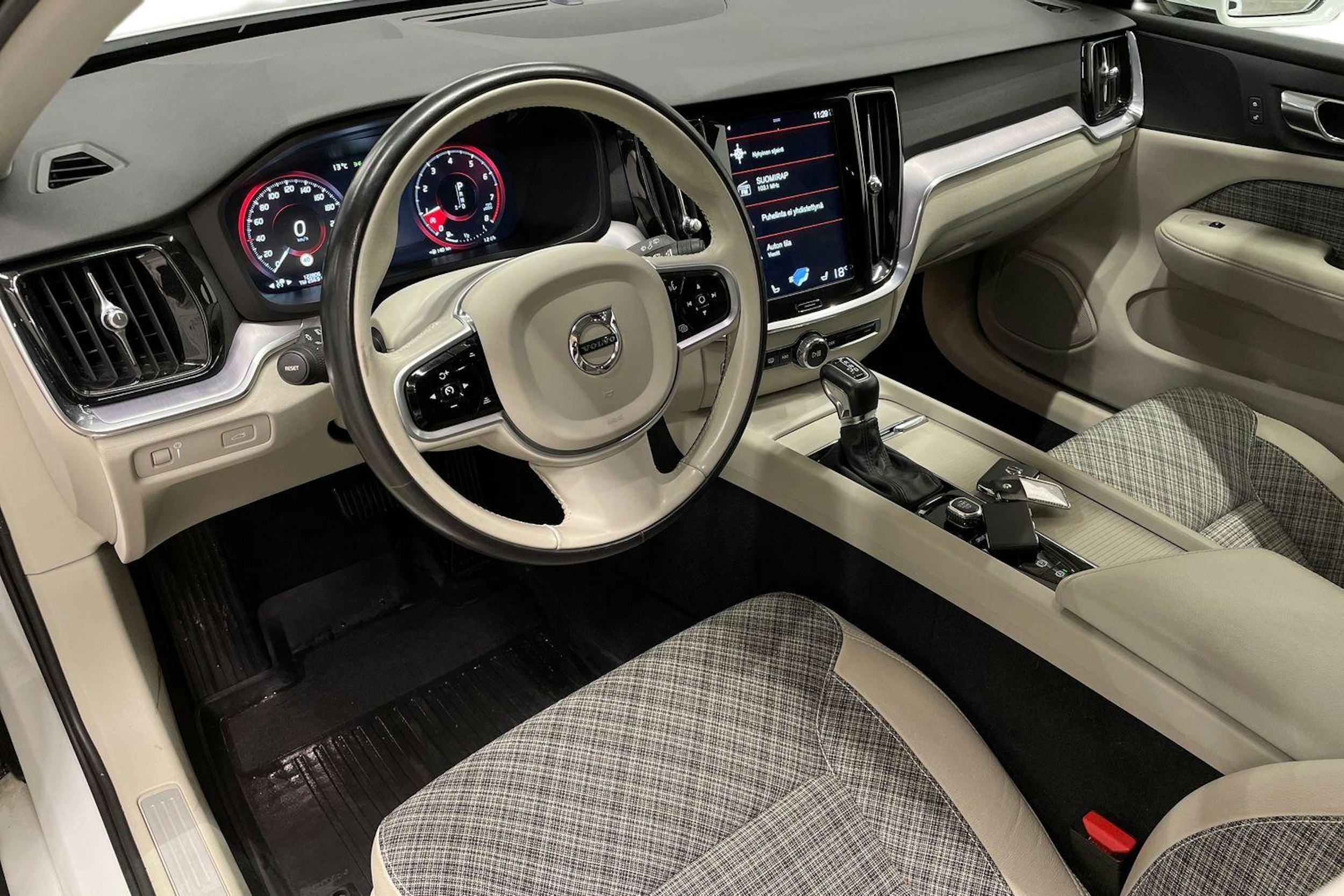 valkoinen Volvo V60 2020 kuva 7.