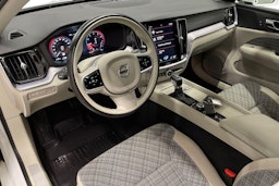 valkoinen Volvo V60 2020 kuva 7.