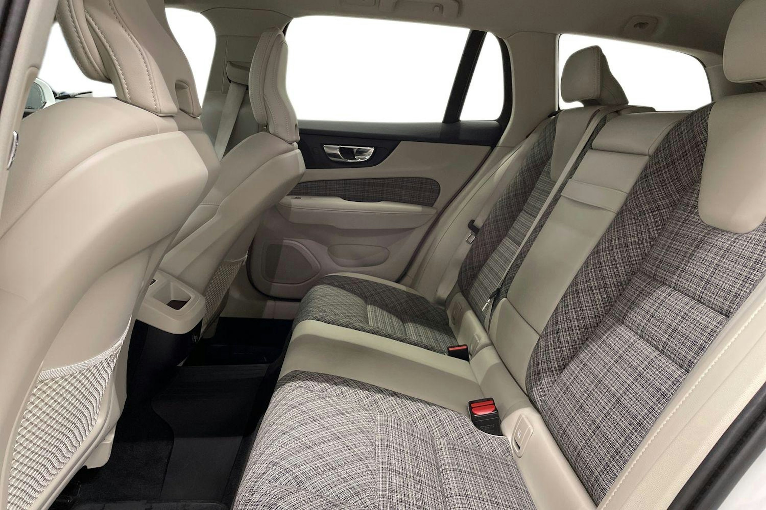 valkoinen Volvo V60 2020 kuva 10.