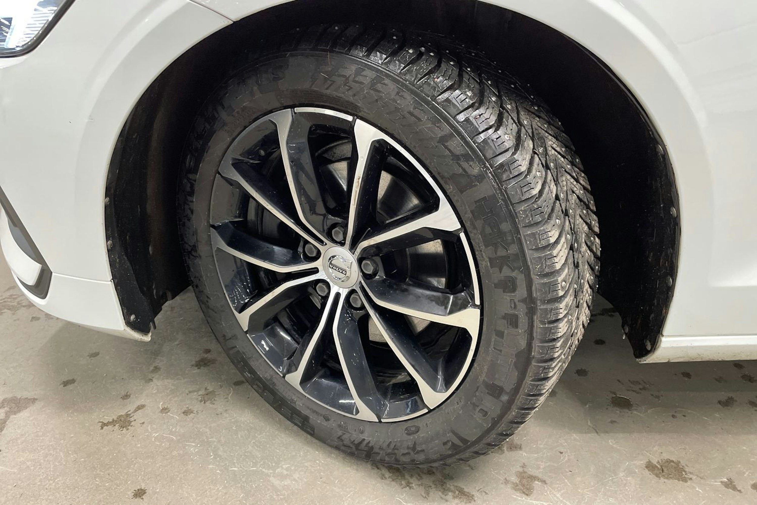 valkoinen Volvo V60 2020 kuva 13.