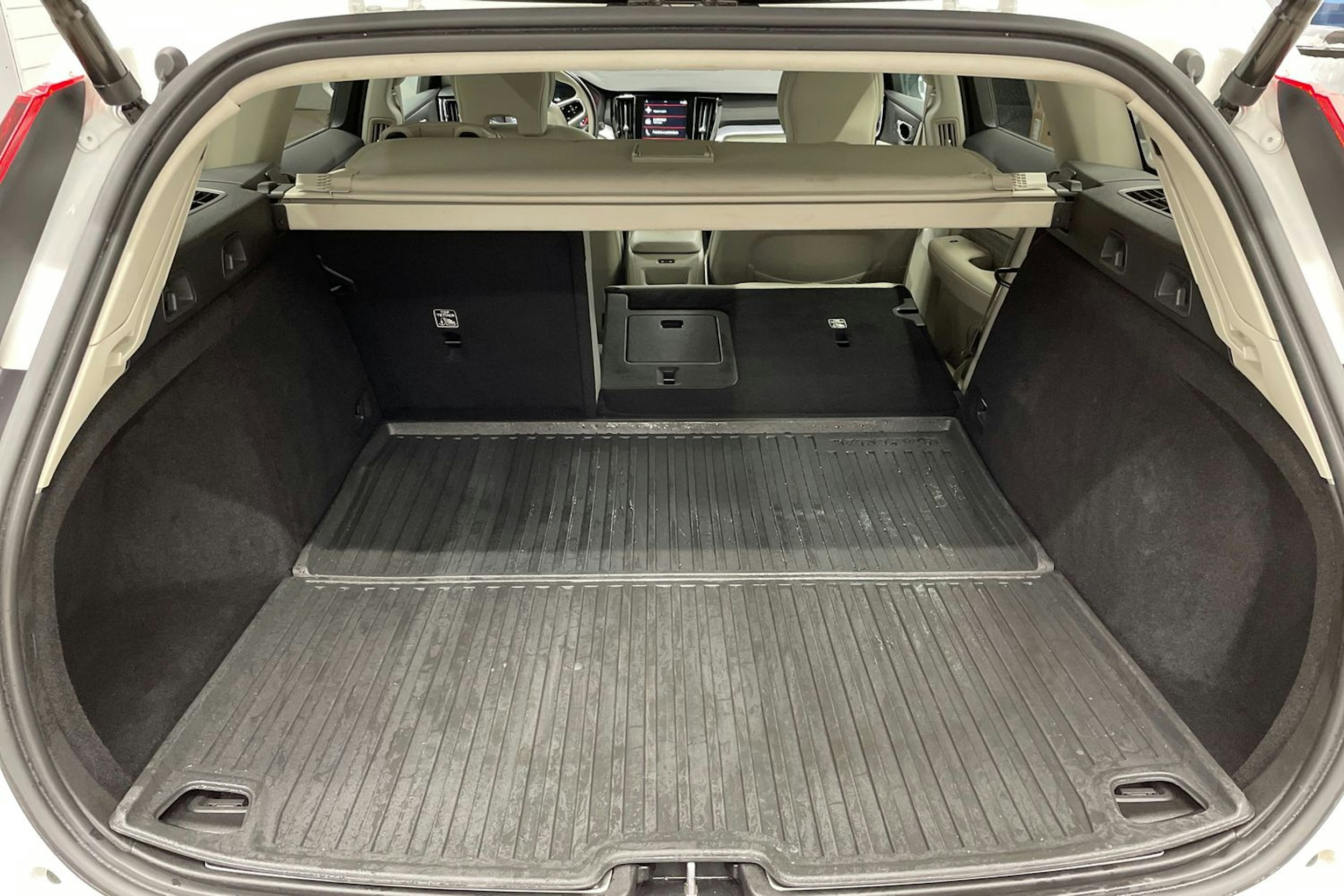 valkoinen Volvo V60 2020 kuva 15.