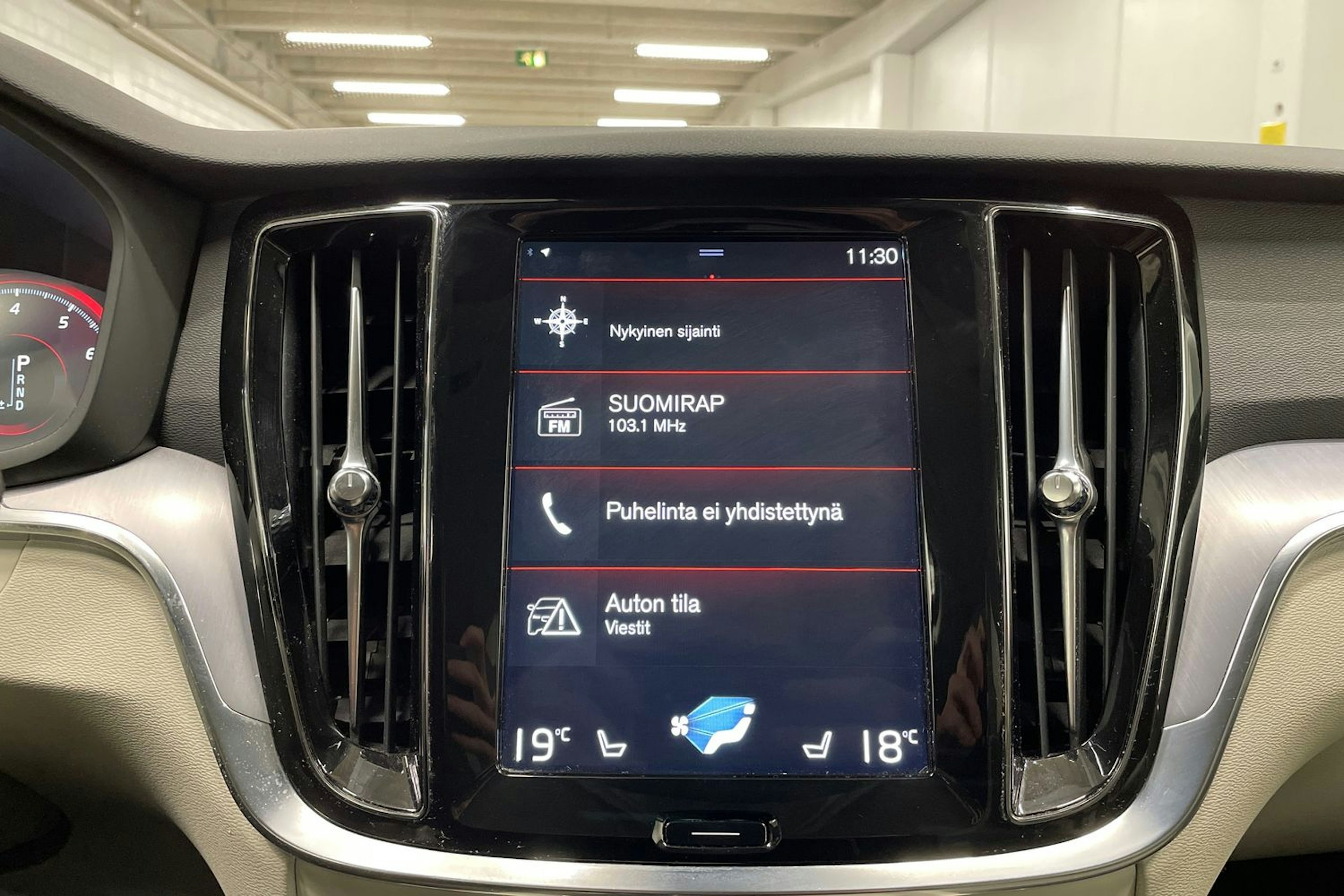 valkoinen Volvo V60 2020 kuva 17.