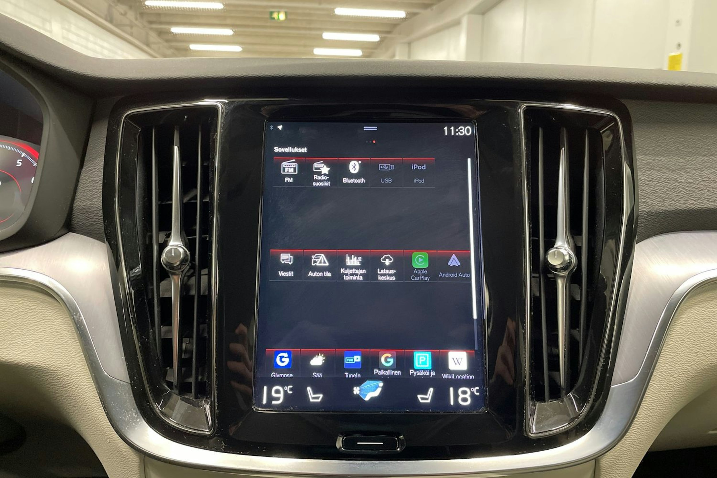 valkoinen Volvo V60 2020 kuva 18.