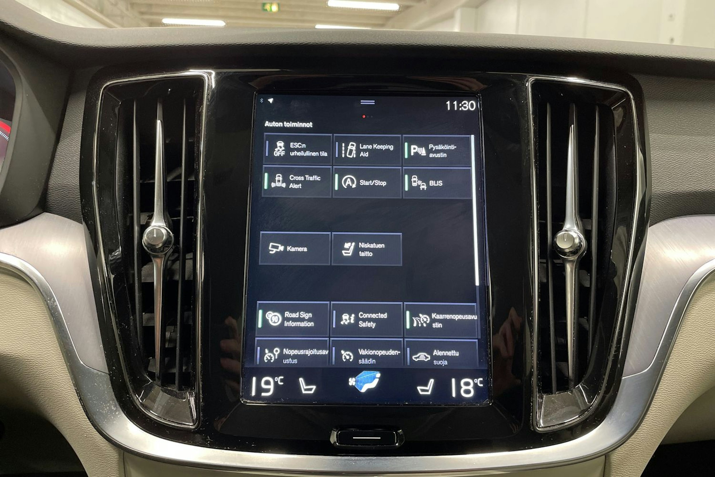 valkoinen Volvo V60 2020 kuva 20.